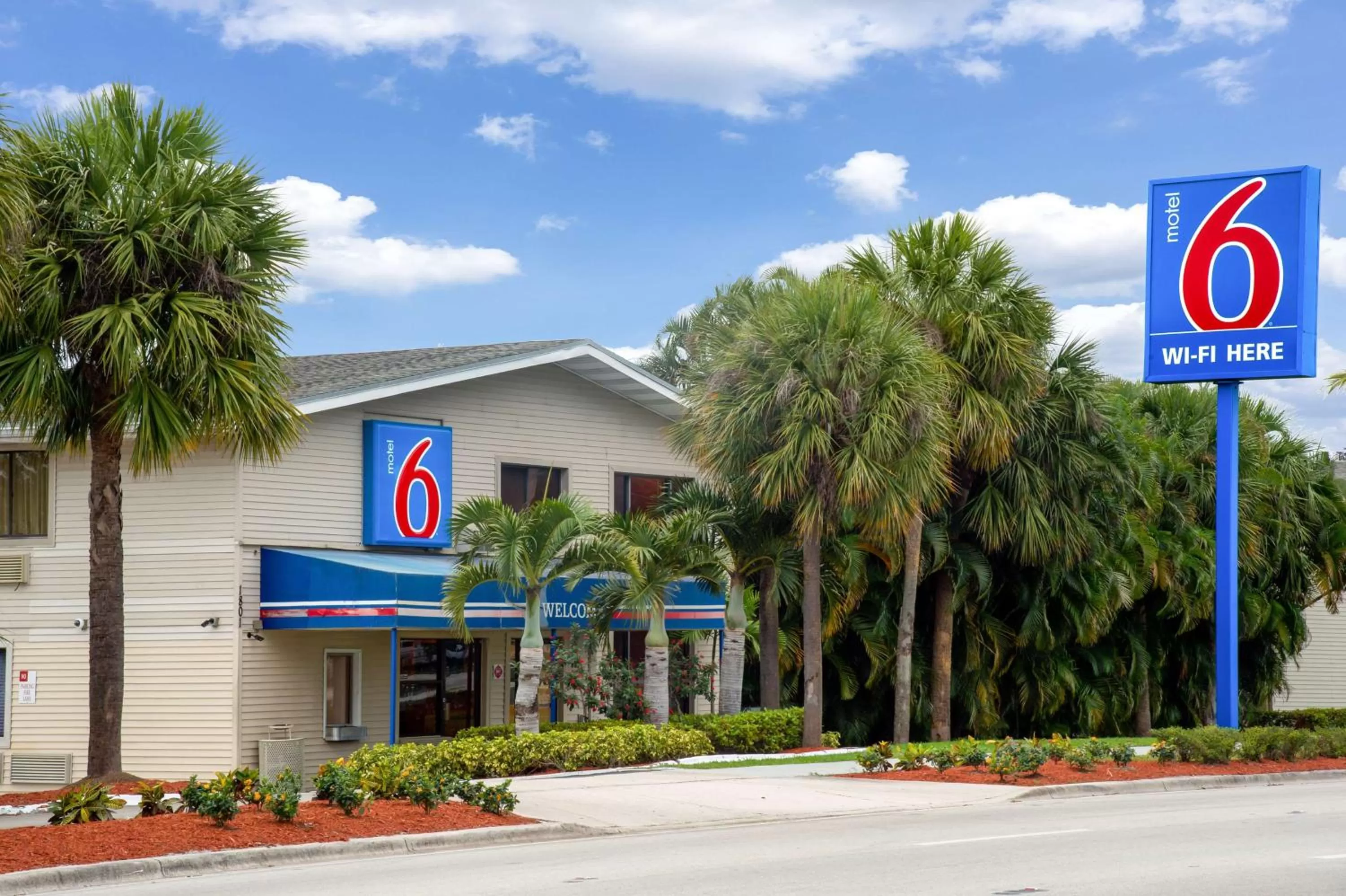 Property building in Motel 6-Fort Lauderdale, FL