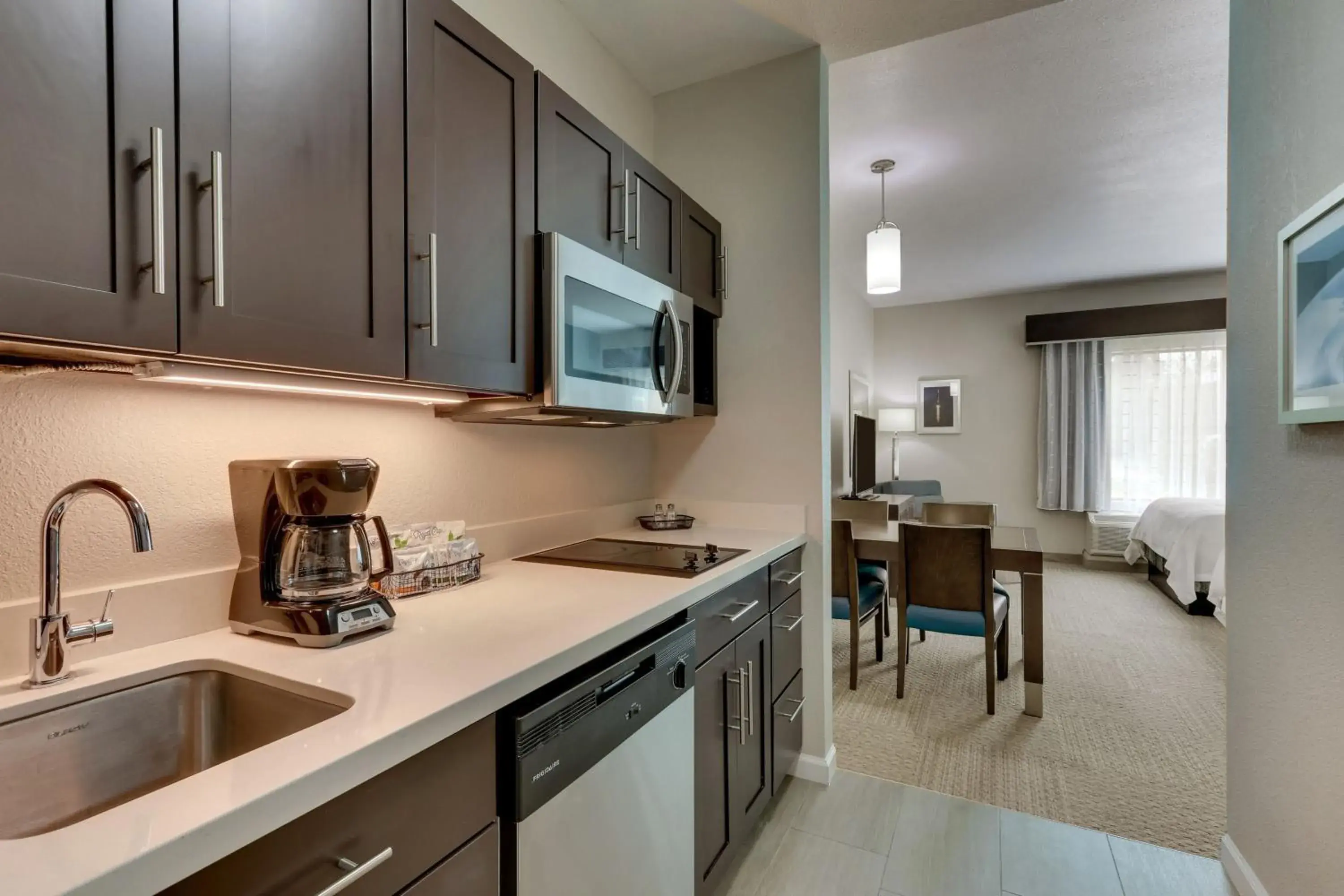 Photo of the whole room, Kitchen/Kitchenette in TownePlace Suites by Marriott Houston I-10 East
