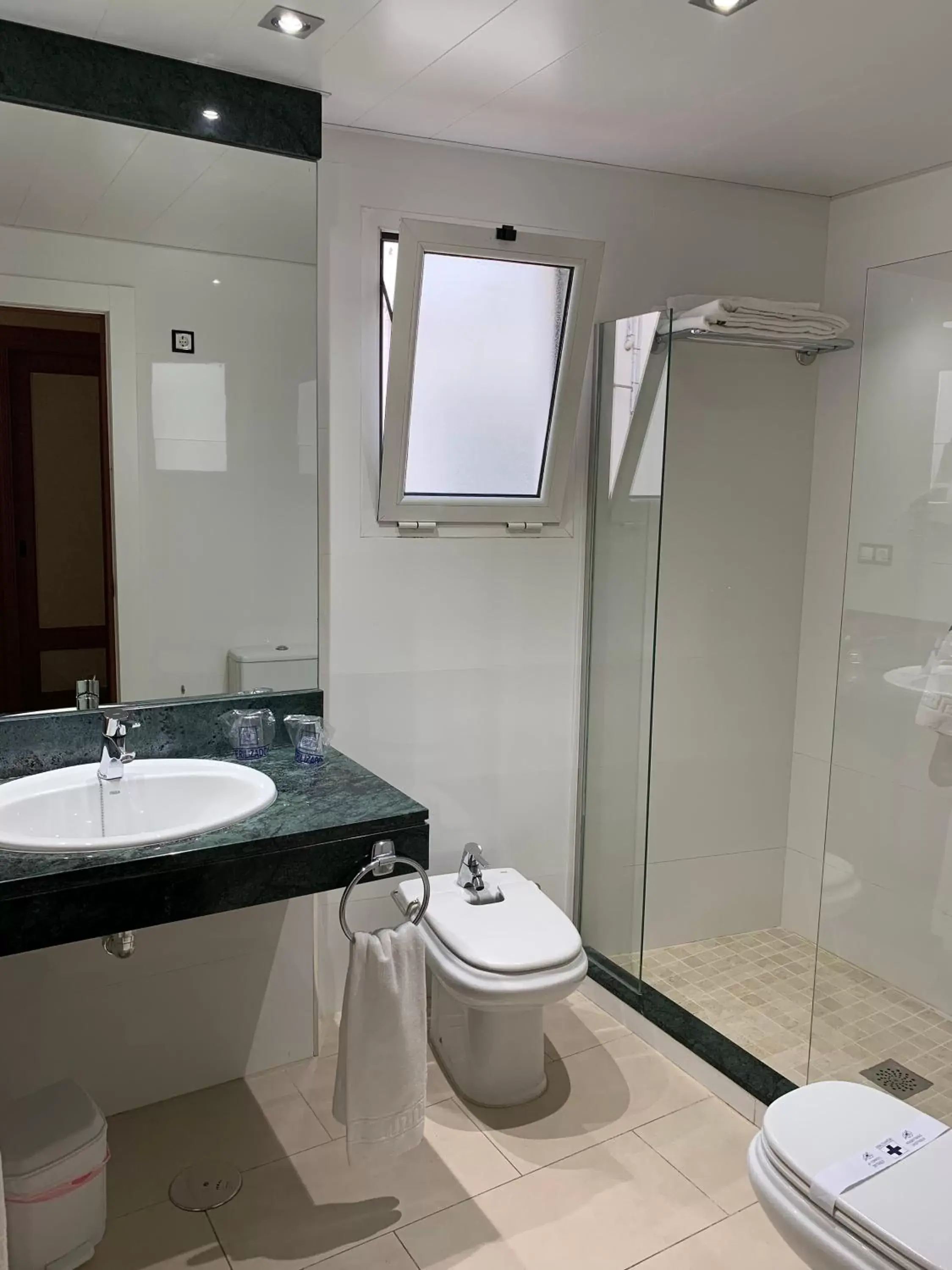 Bathroom in Hotel Santo Domingo Lucena