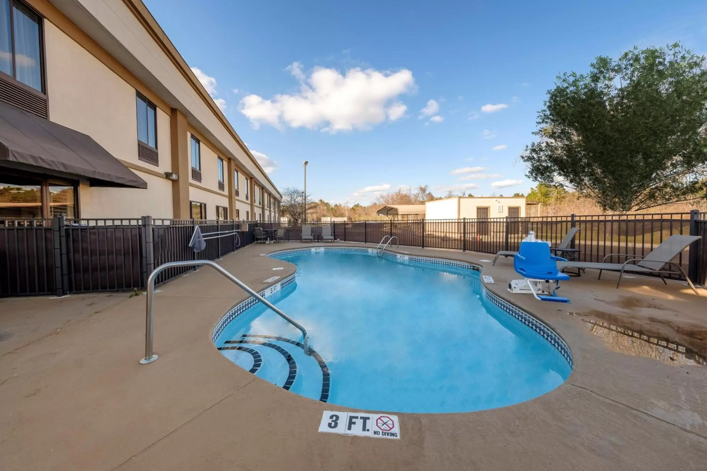 Swimming Pool in Red Roof Inn Yemassee