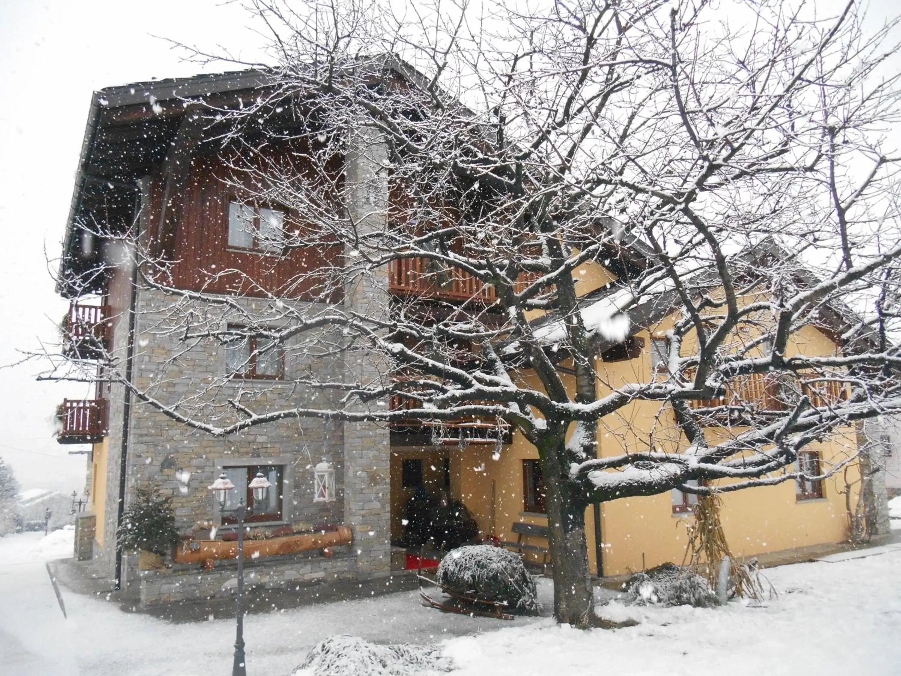 Facade/entrance, Winter in La Vigne de Papagran