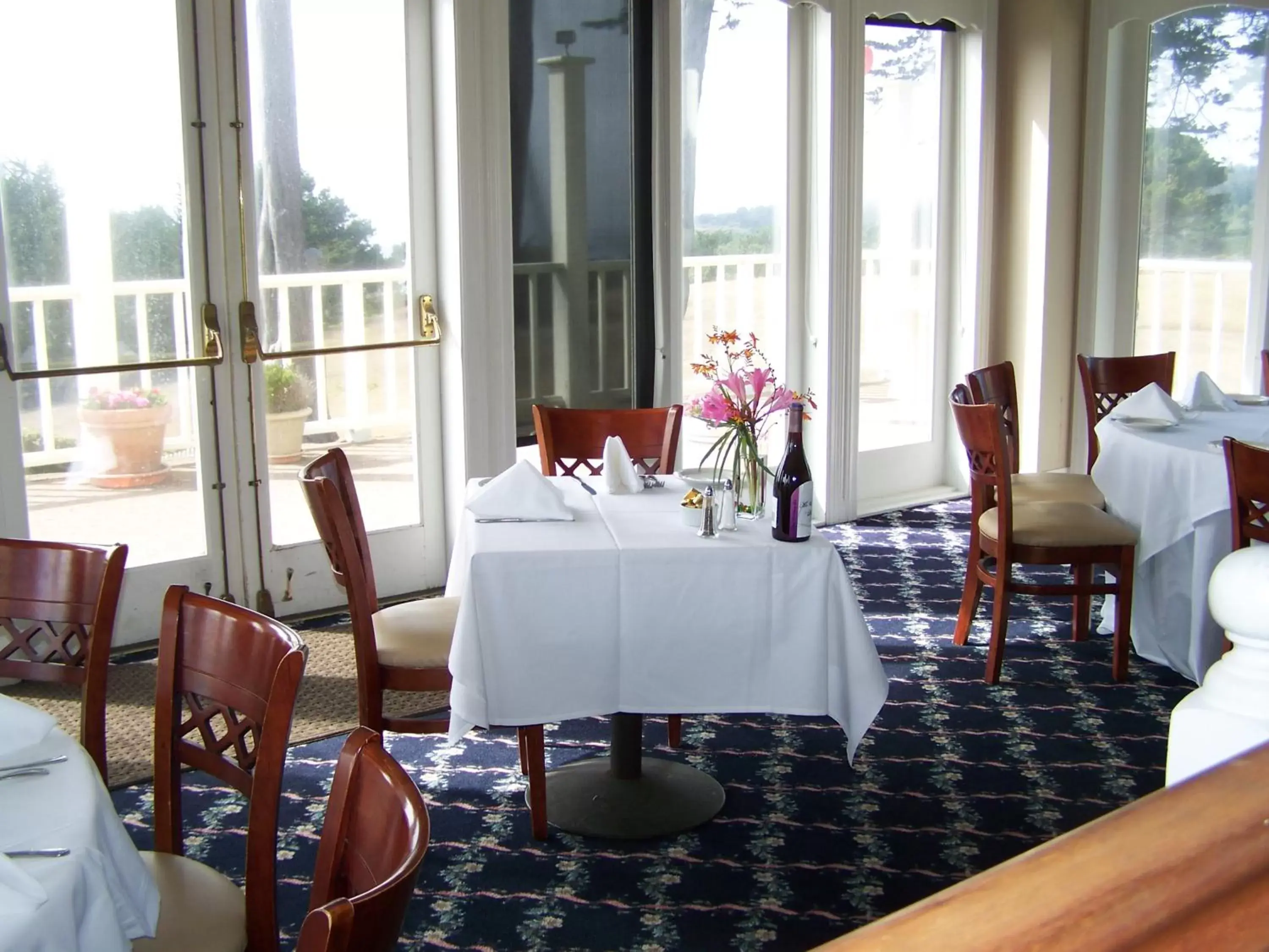 Continental breakfast, Restaurant/Places to Eat in Hill House Inn