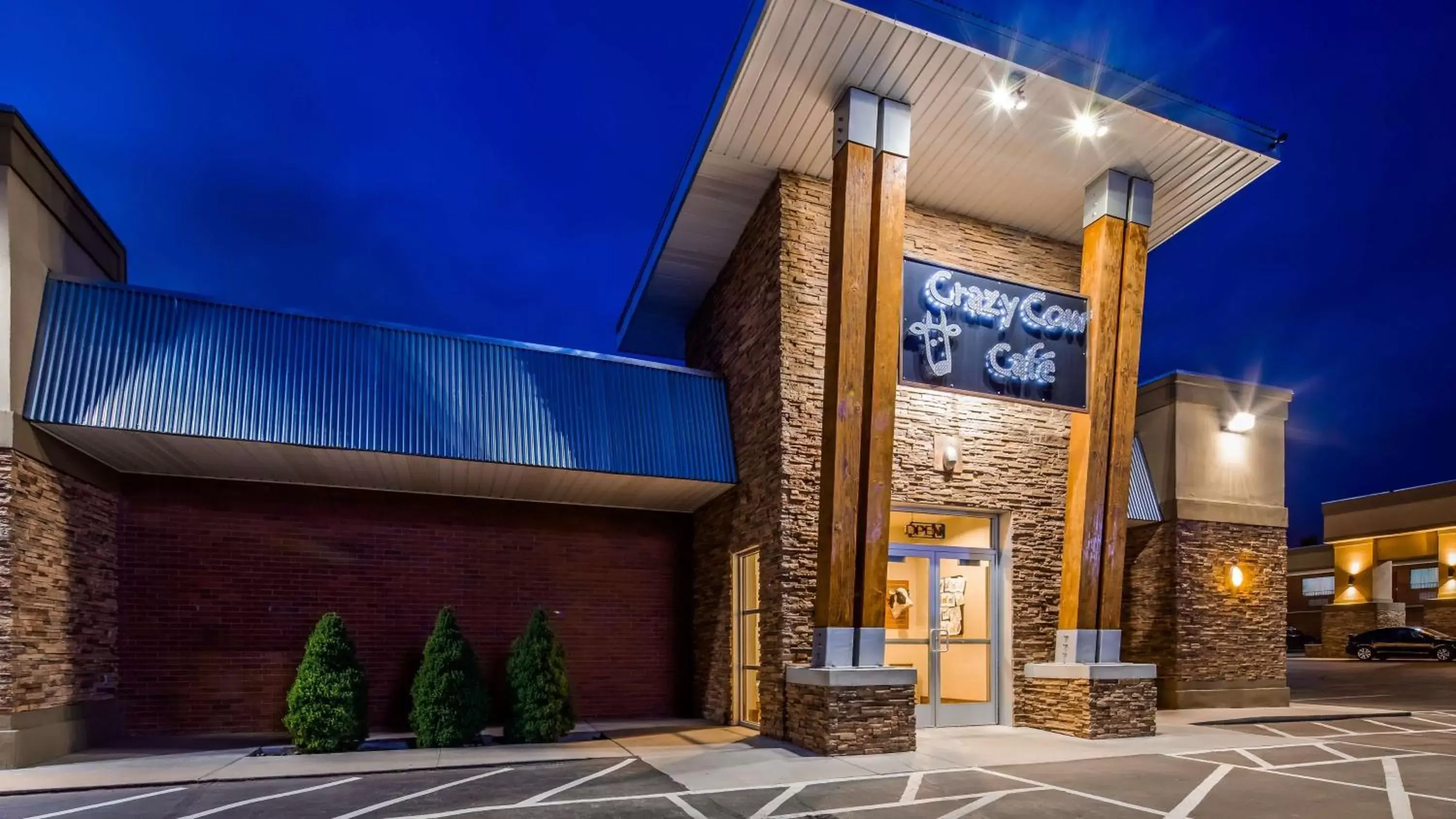 Property building in Best Western Paradise Inn Property building in Best Western Paradise Inn