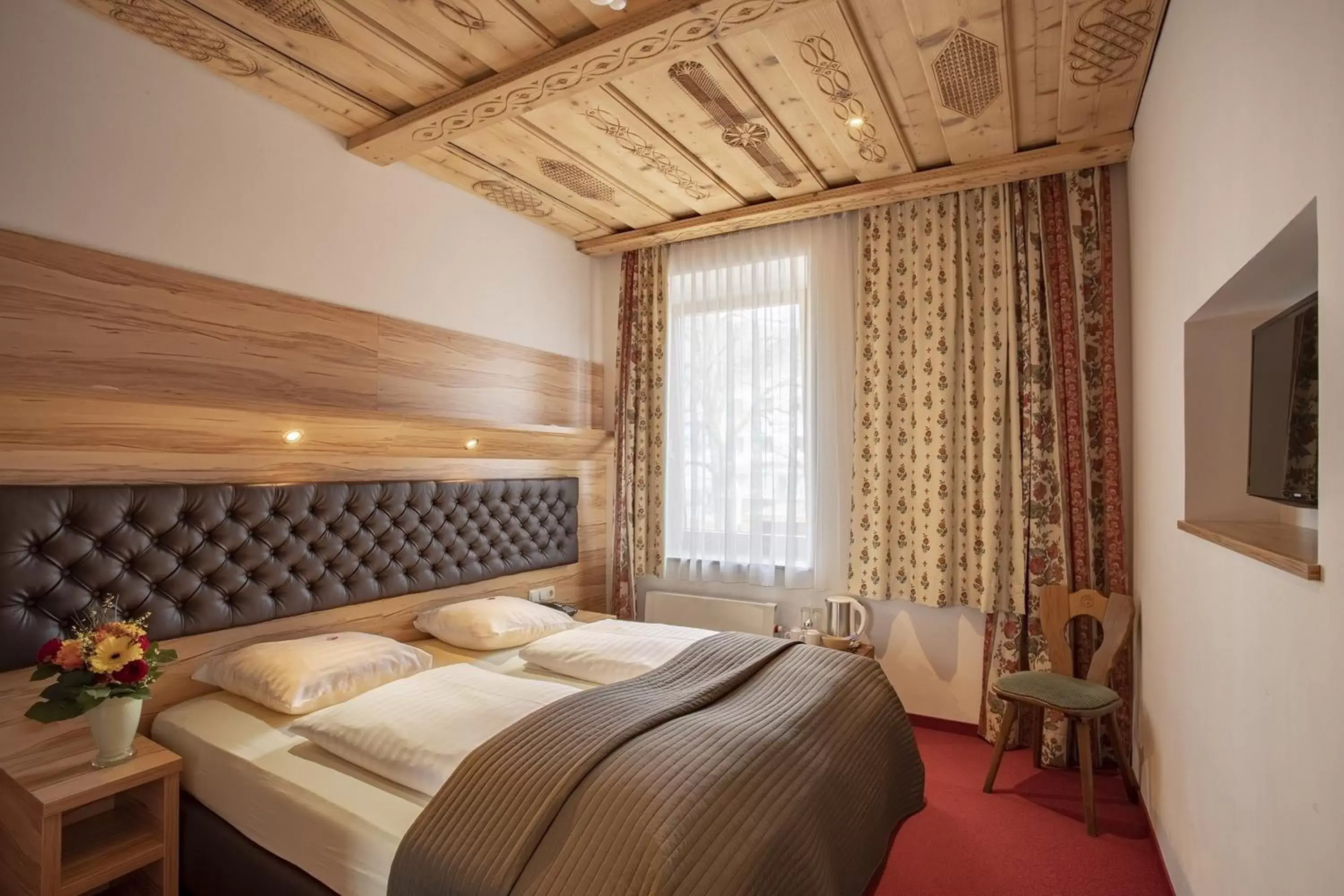 Bedroom, Bed in Hotel Neue Post