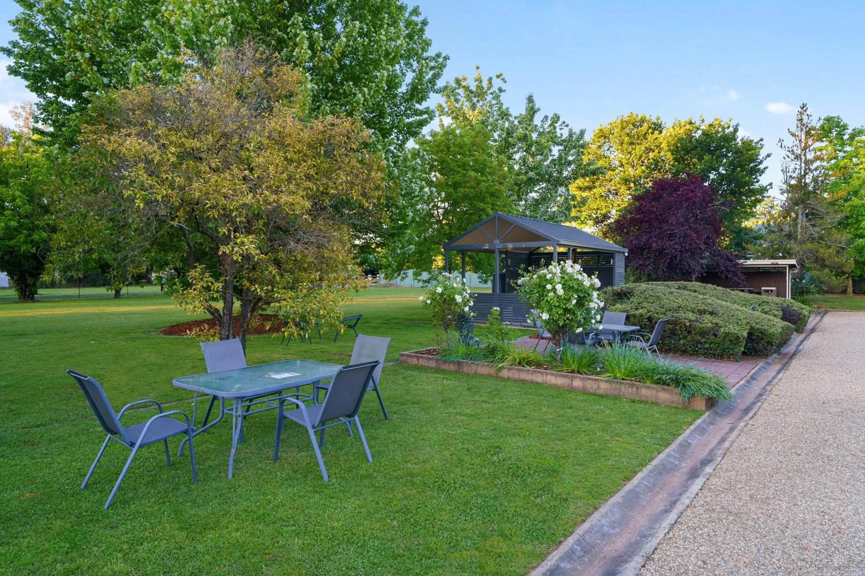 Garden view, Garden in Beechworth Motor Inn