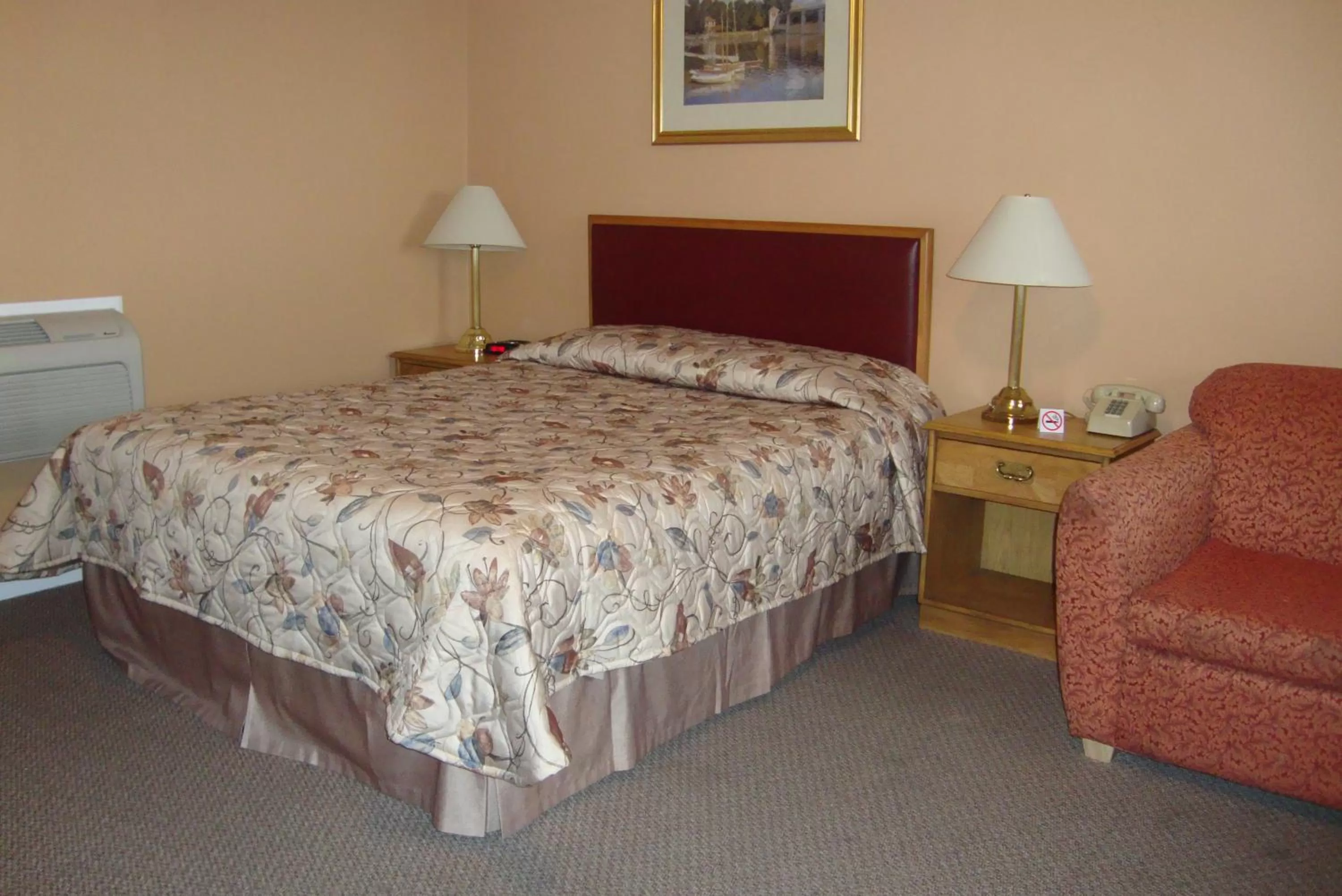 Photo of the whole room, Bed in Royal Napanee Inn