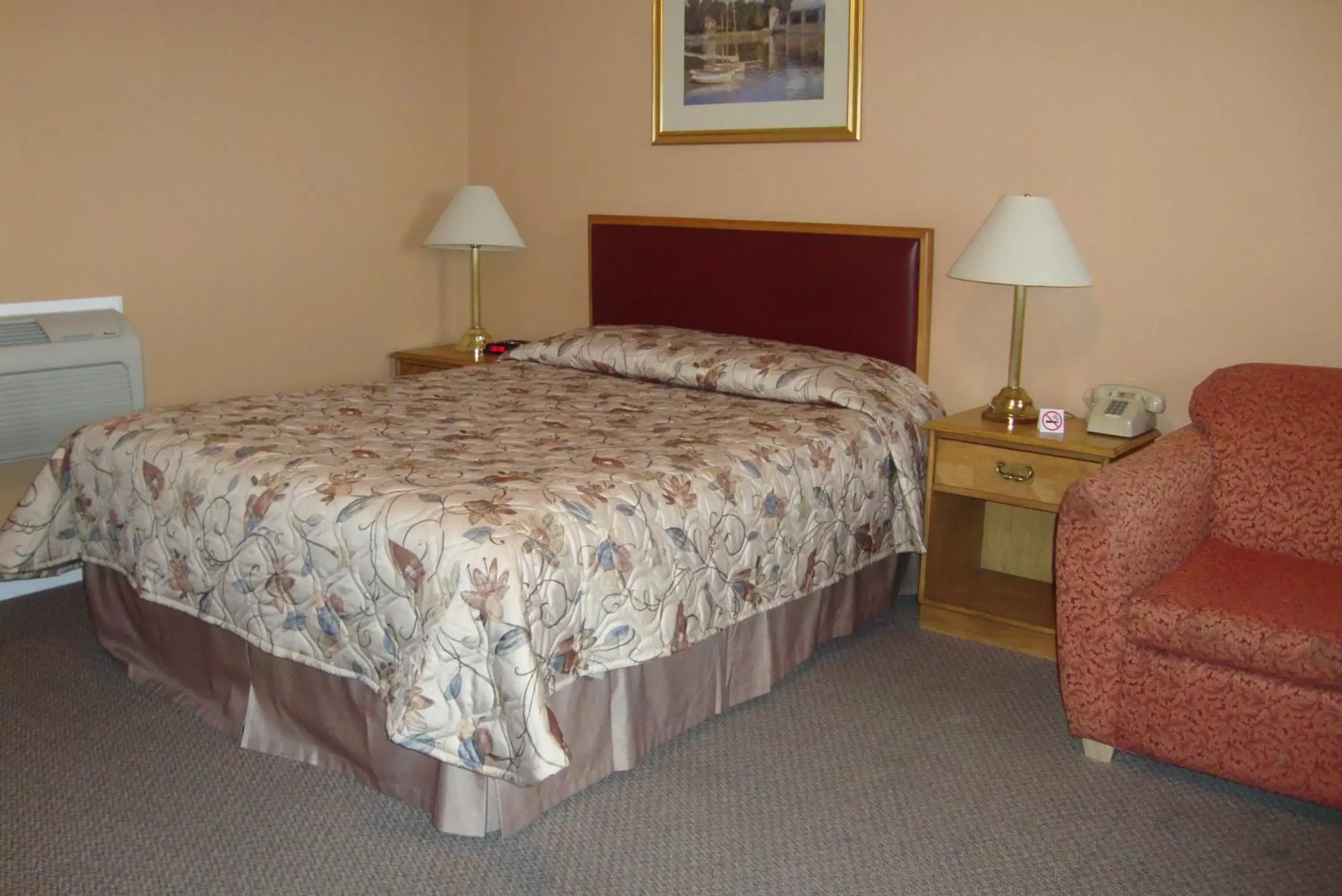 Photo of the whole room, Bed in Royal Napanee Inn