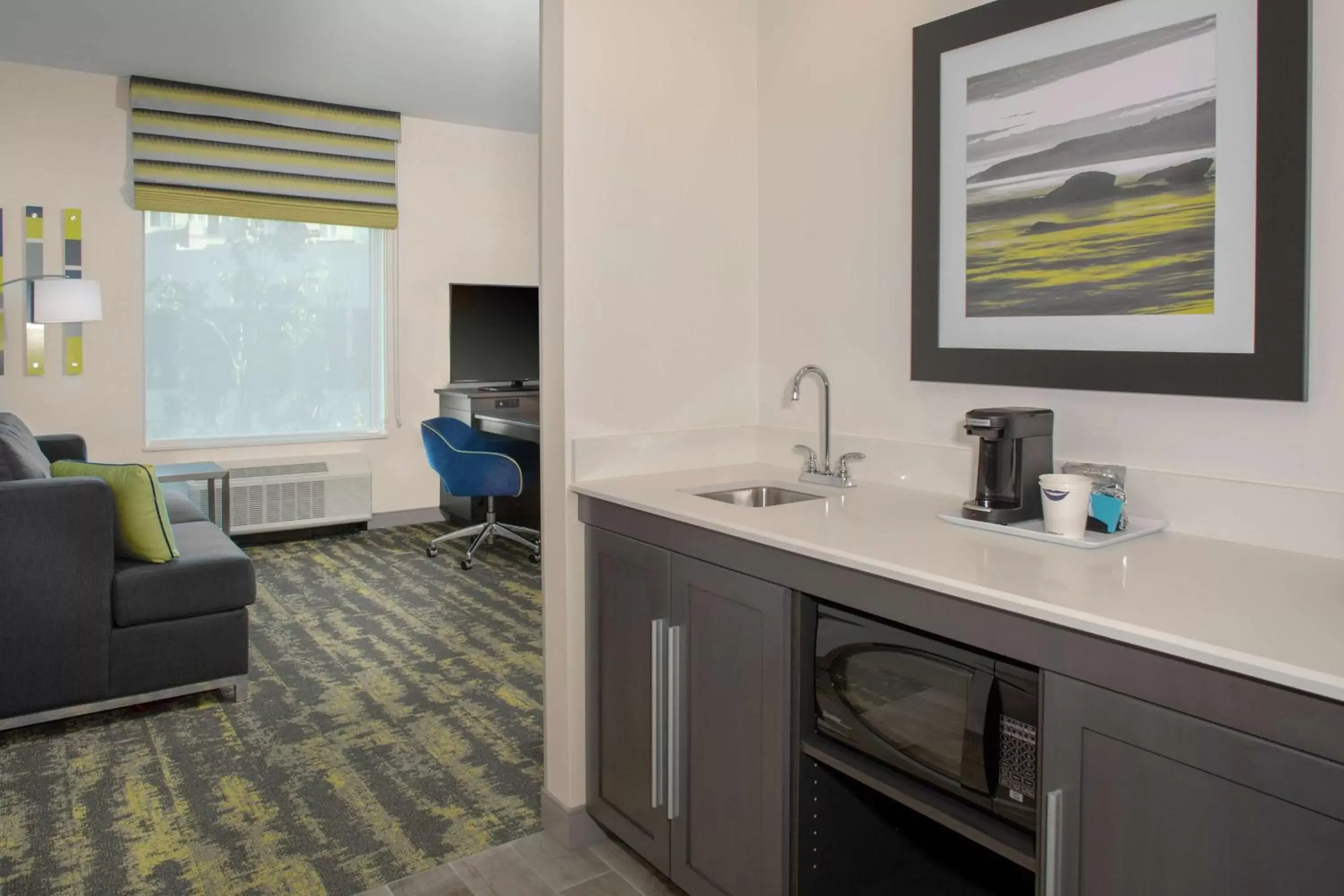 Bedroom, Bathroom in Hampton Inn & Suites Irvine/Orange County Airport