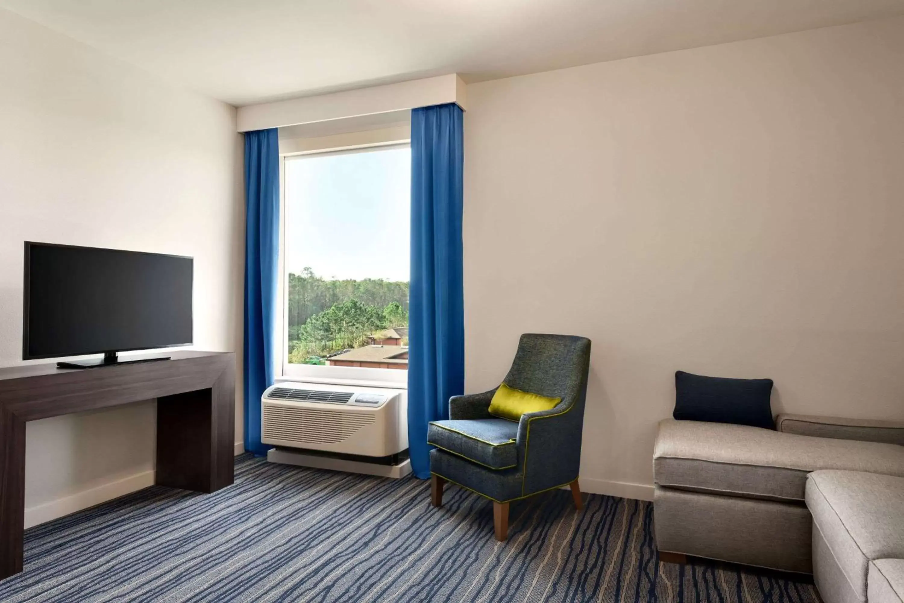 Photo of the whole room, Seating Area in La Quinta Inn & Suites by Wyndham Orlando I-Drive Theme Parks