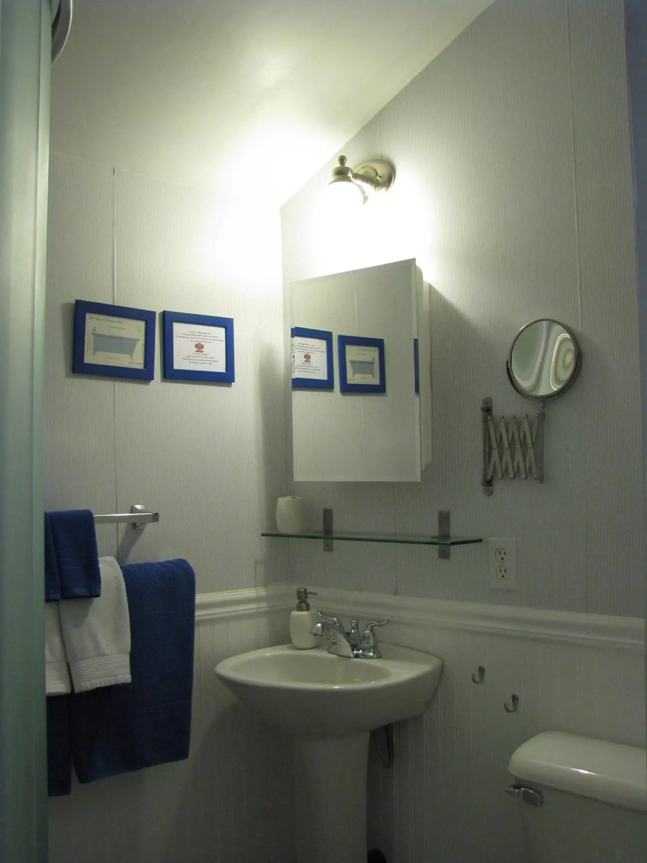 Bathroom in Auberge De Mon Petit Chum B&B