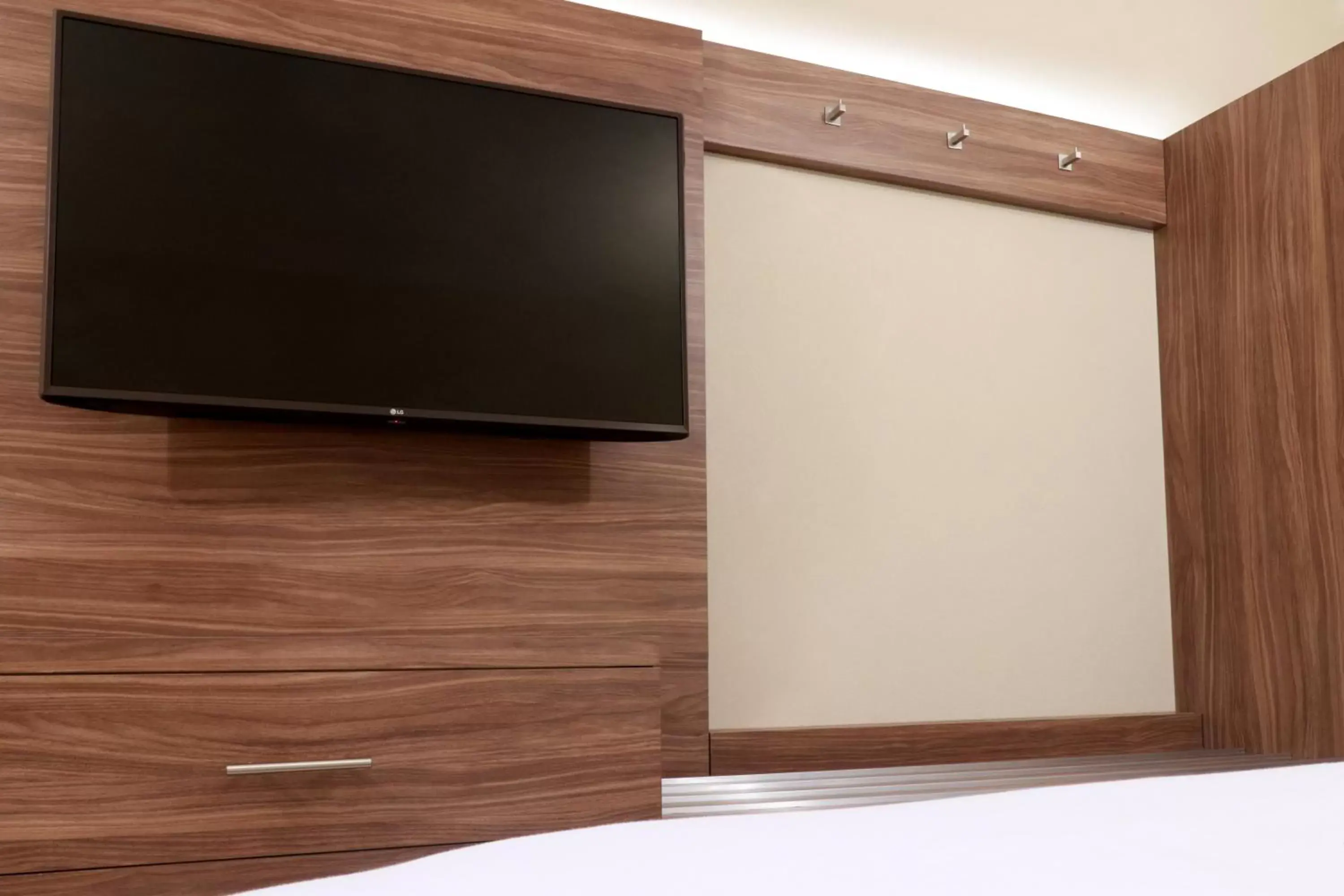 Photo of the whole room, TV/Entertainment Center in Holiday Inn Express Guadalajara Aeropuerto, an IHG Hotel