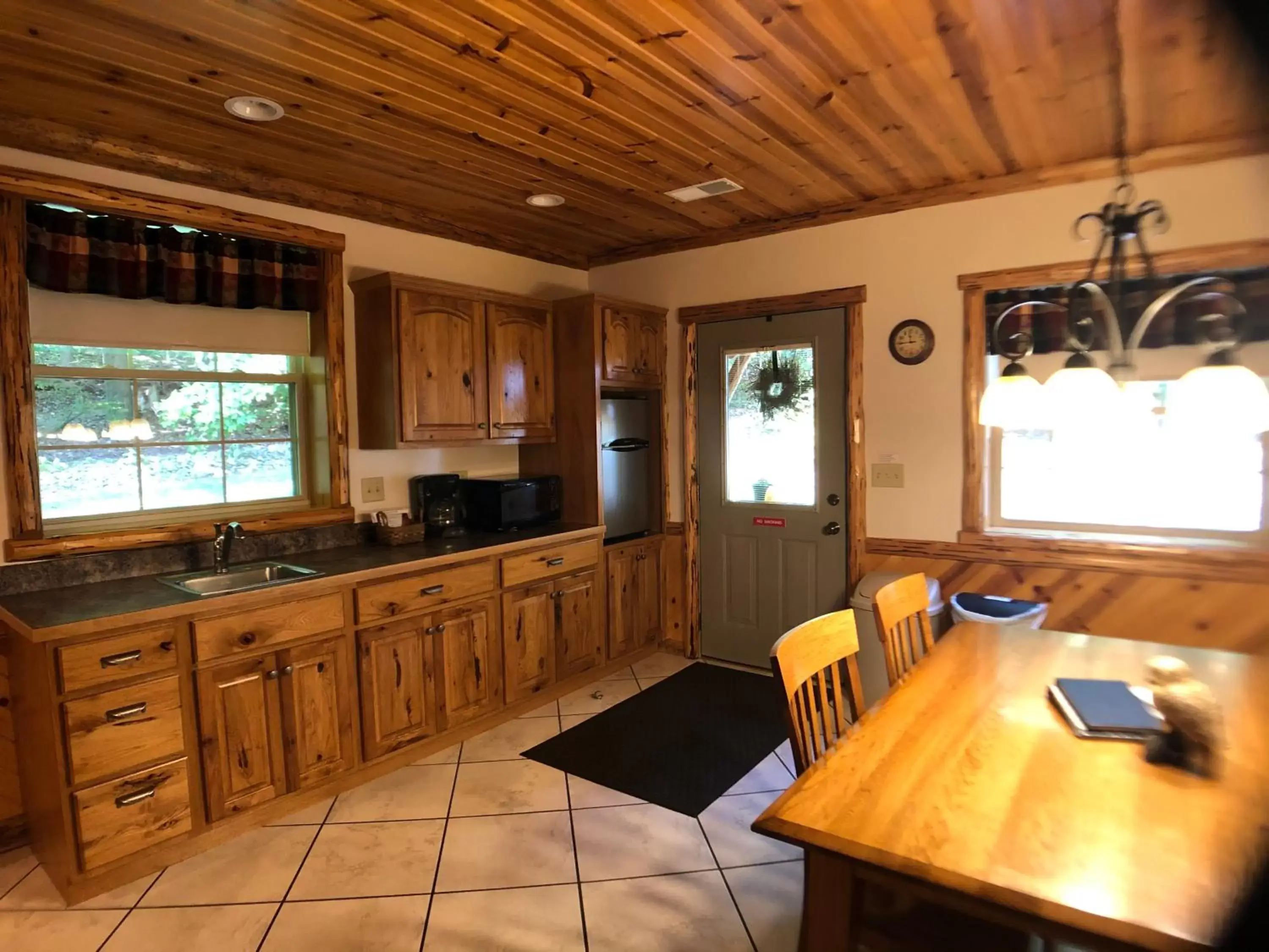 Kitchen/Kitchenette in Sojourner's Lodge & Log Cabin Suites