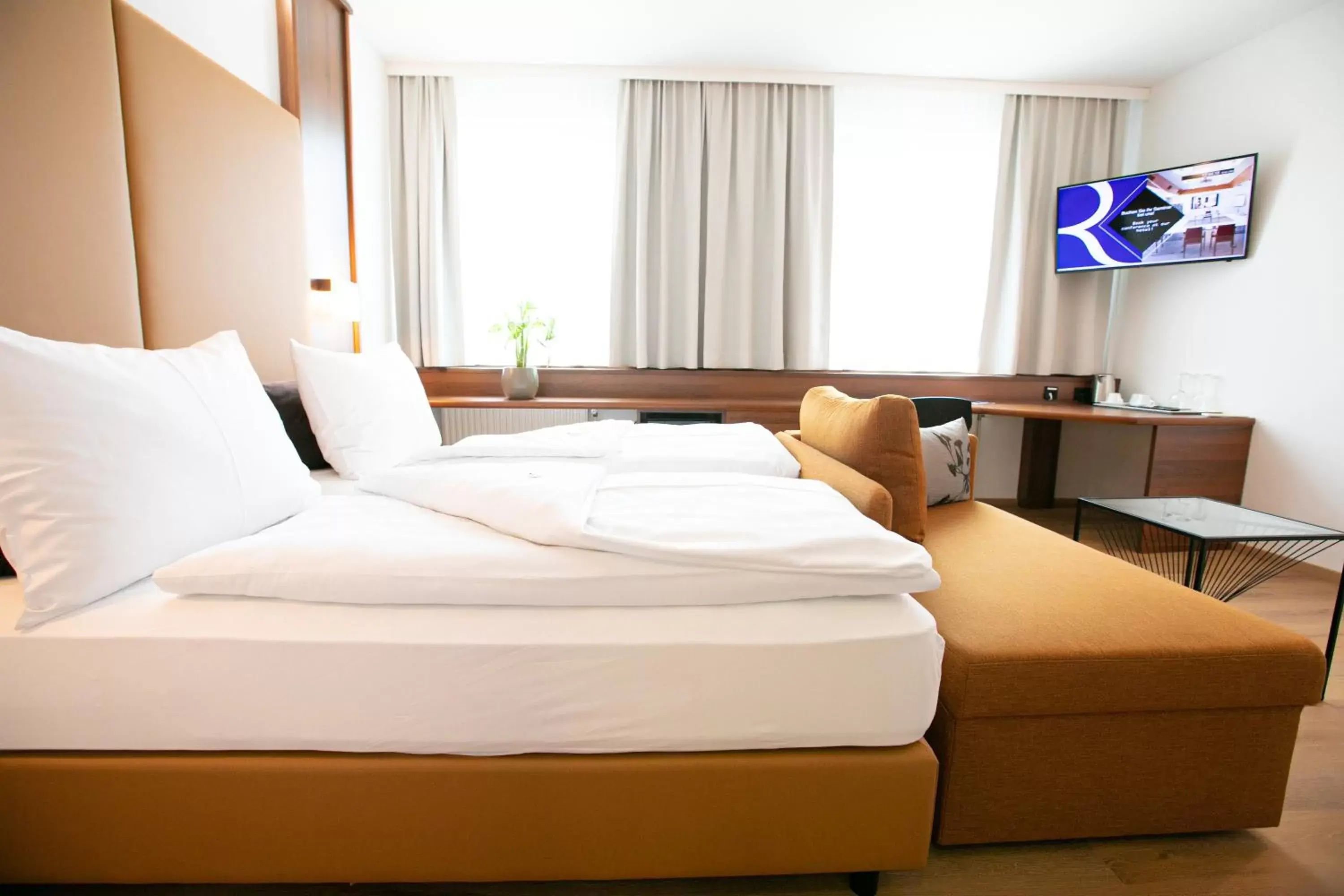 Photo of the whole room, Bed in Das Reinisch Airport Hotel & Restaurant