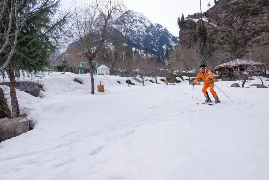 Skiing in Solang Valley Resort