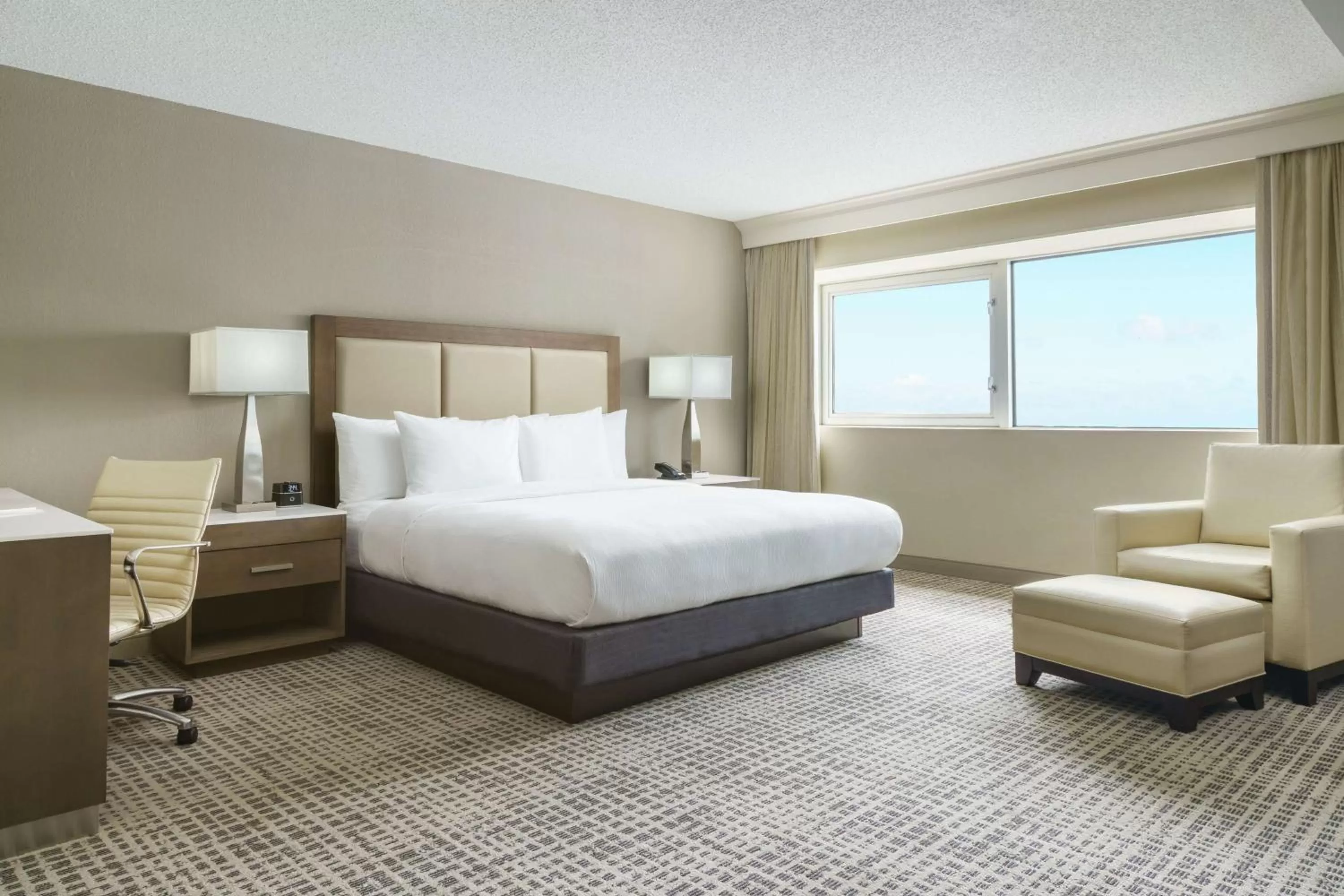 Bed in DoubleTree by Hilton Orlando Airport Hotel