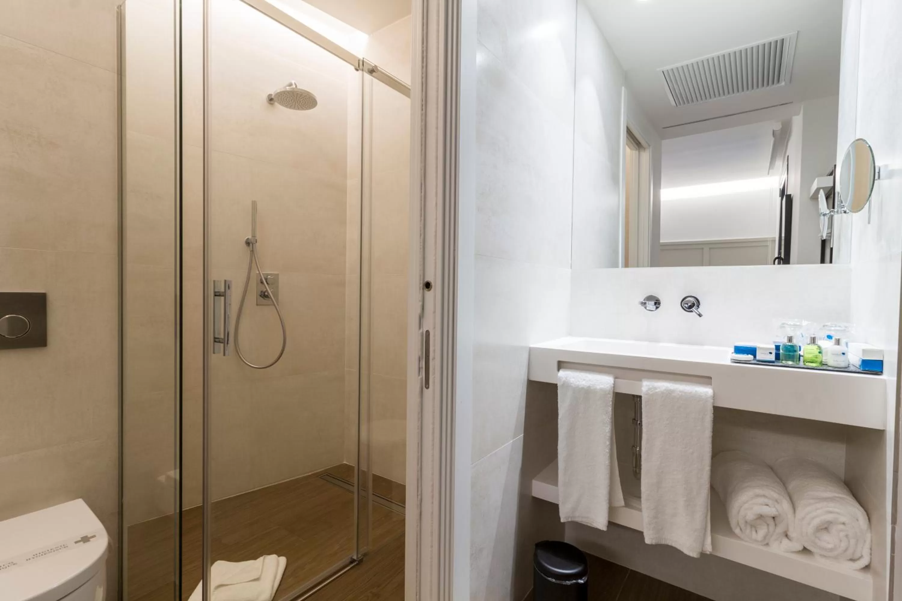 Shower in Hotel SANSEbay