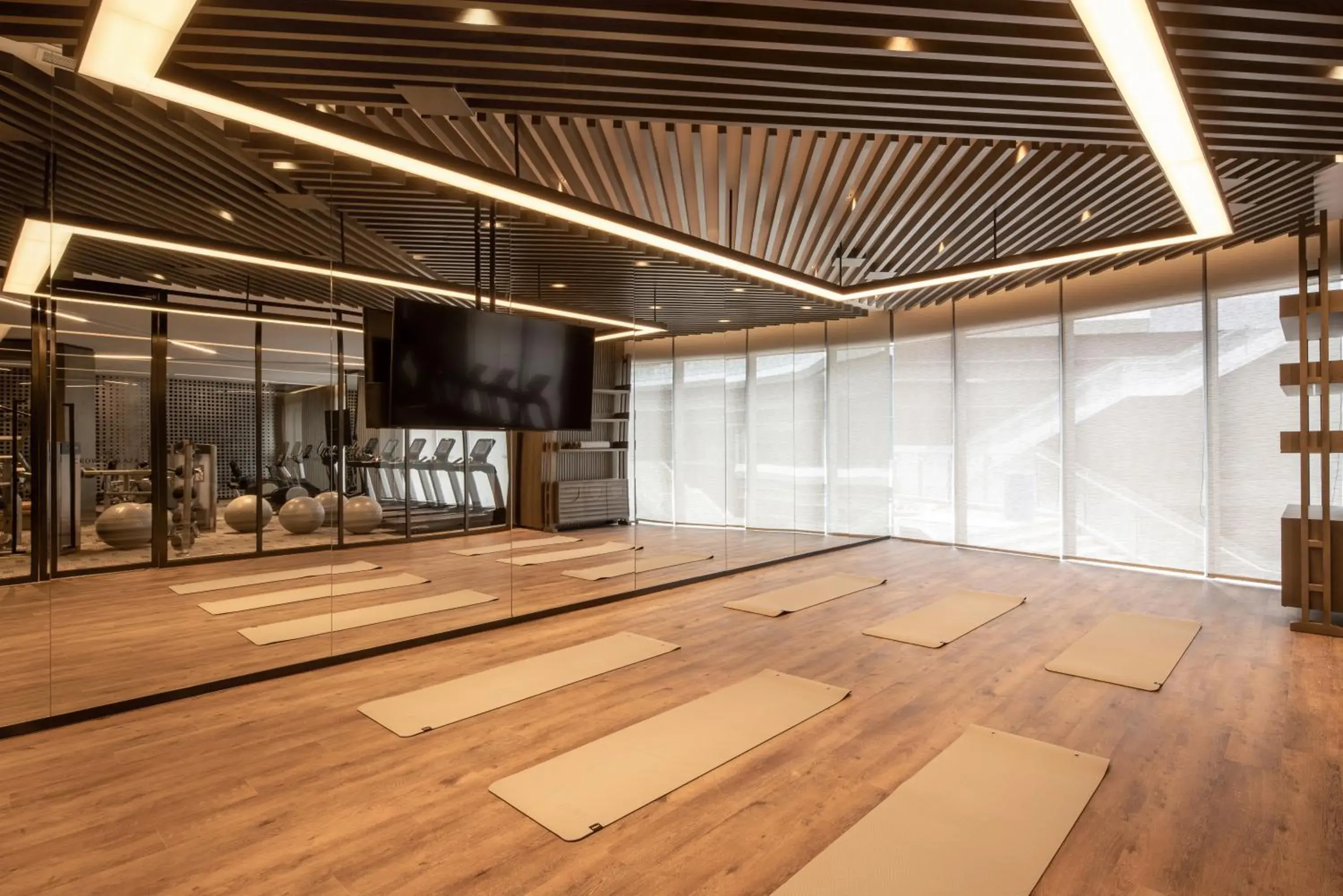 Fitness centre/facilities, TV/Entertainment Center in Crowne Plaza Qingdao Jinshui, an IHG Hotel