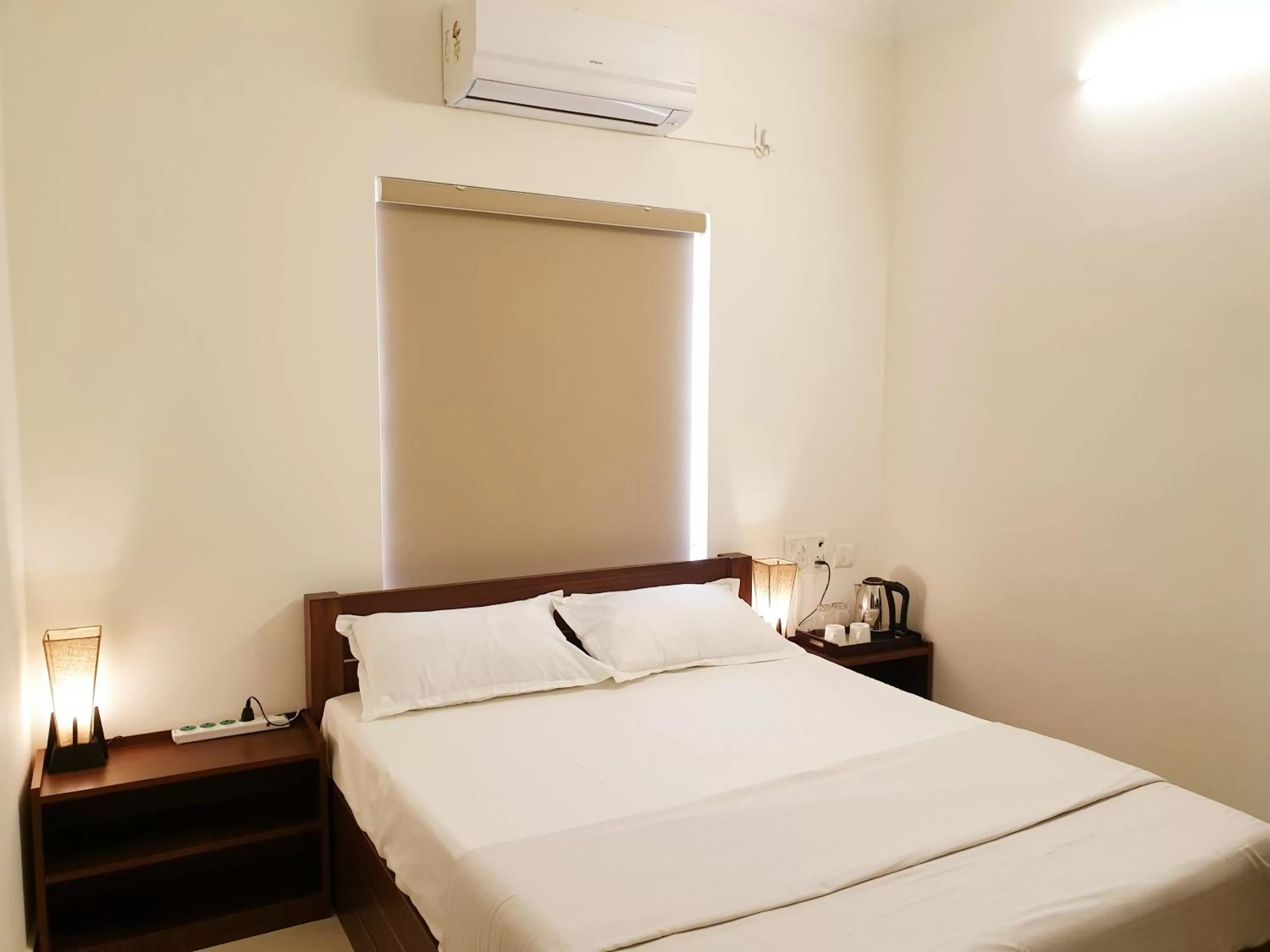 cot, Bed in Chippy Inn