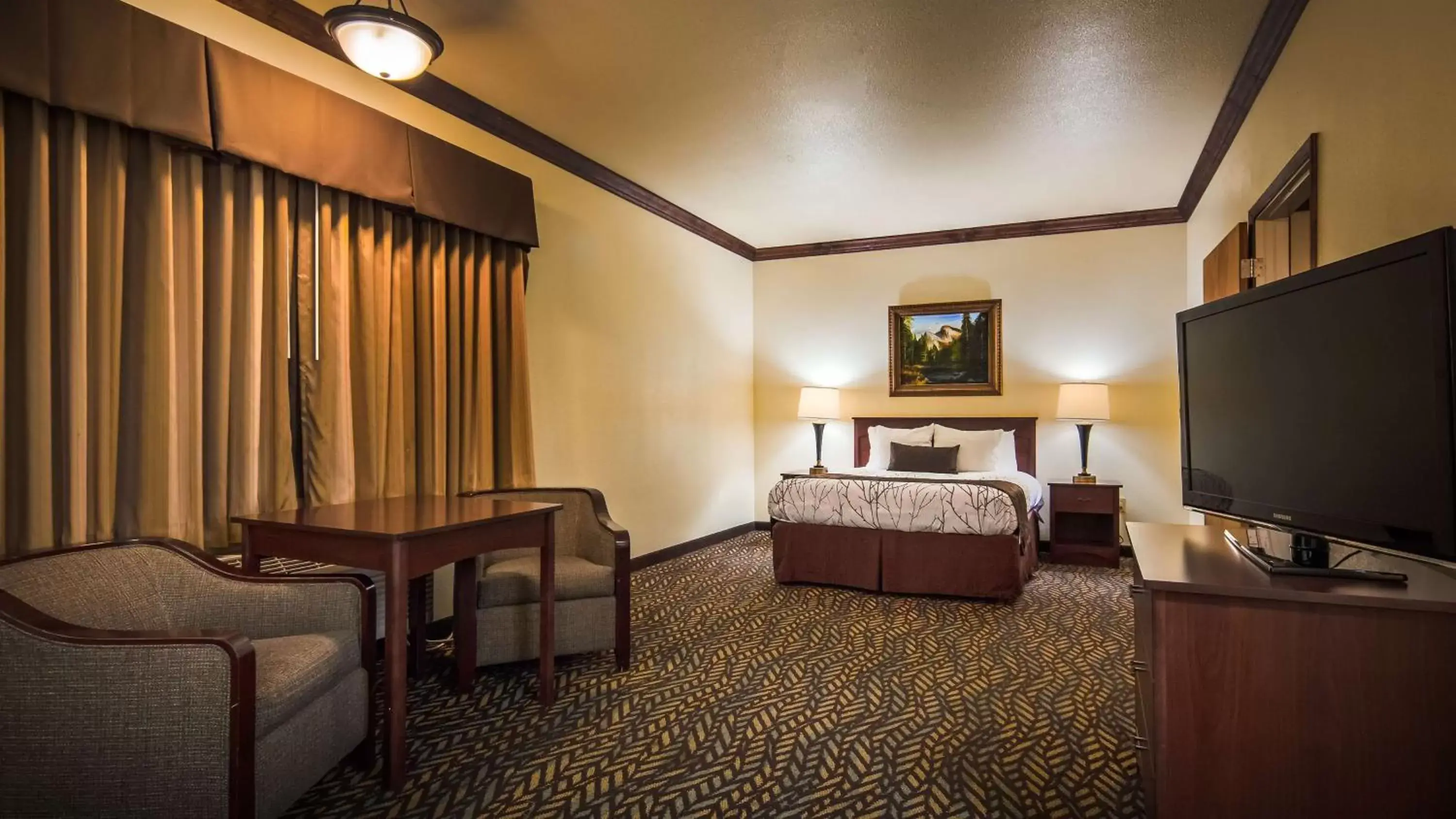 Photo of the whole room, TV/Entertainment Center in Best Western Plus Yosemite Gateway Inn