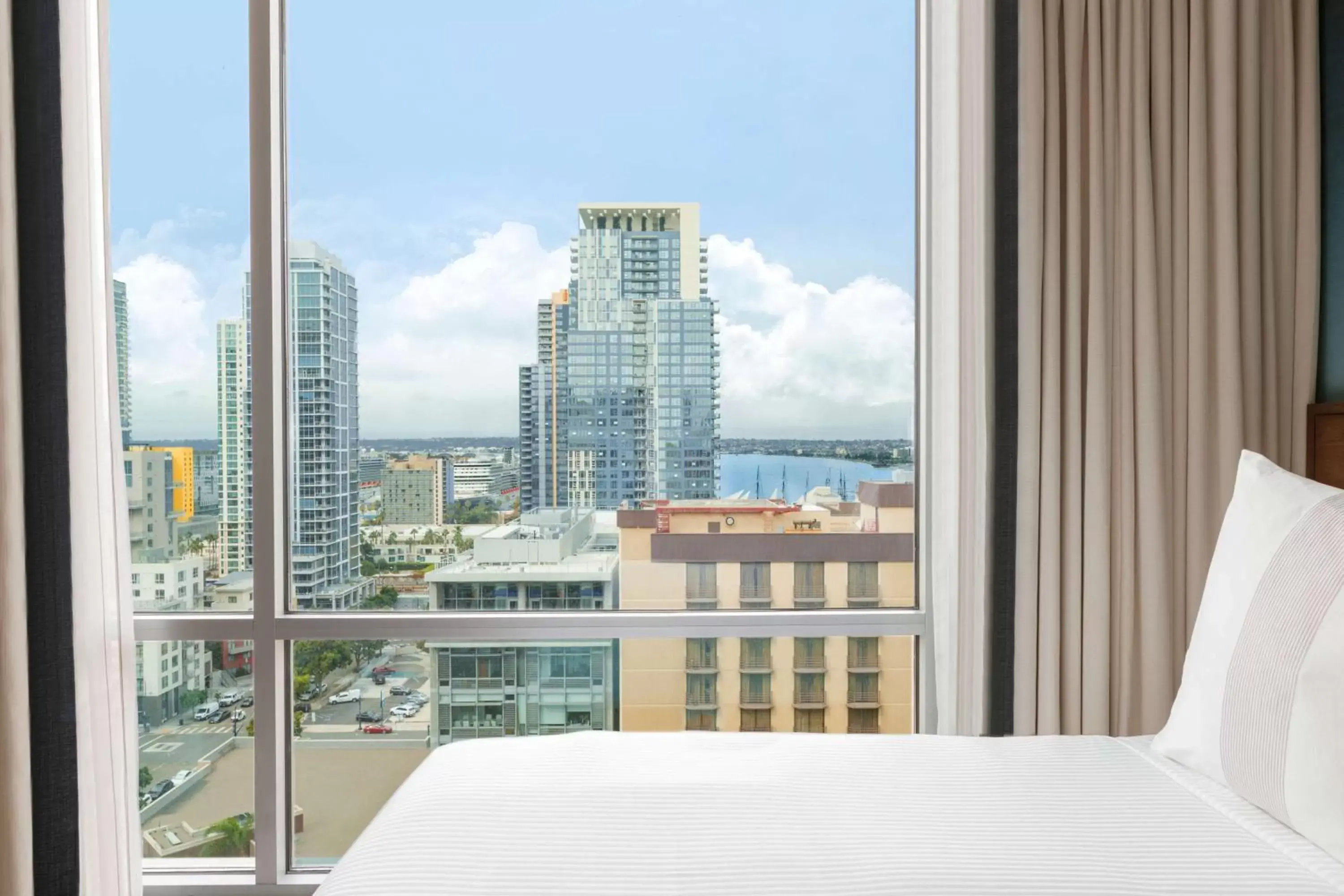 Bed in Carte Hotel San Diego Downtown, Curio Collection By Hilton