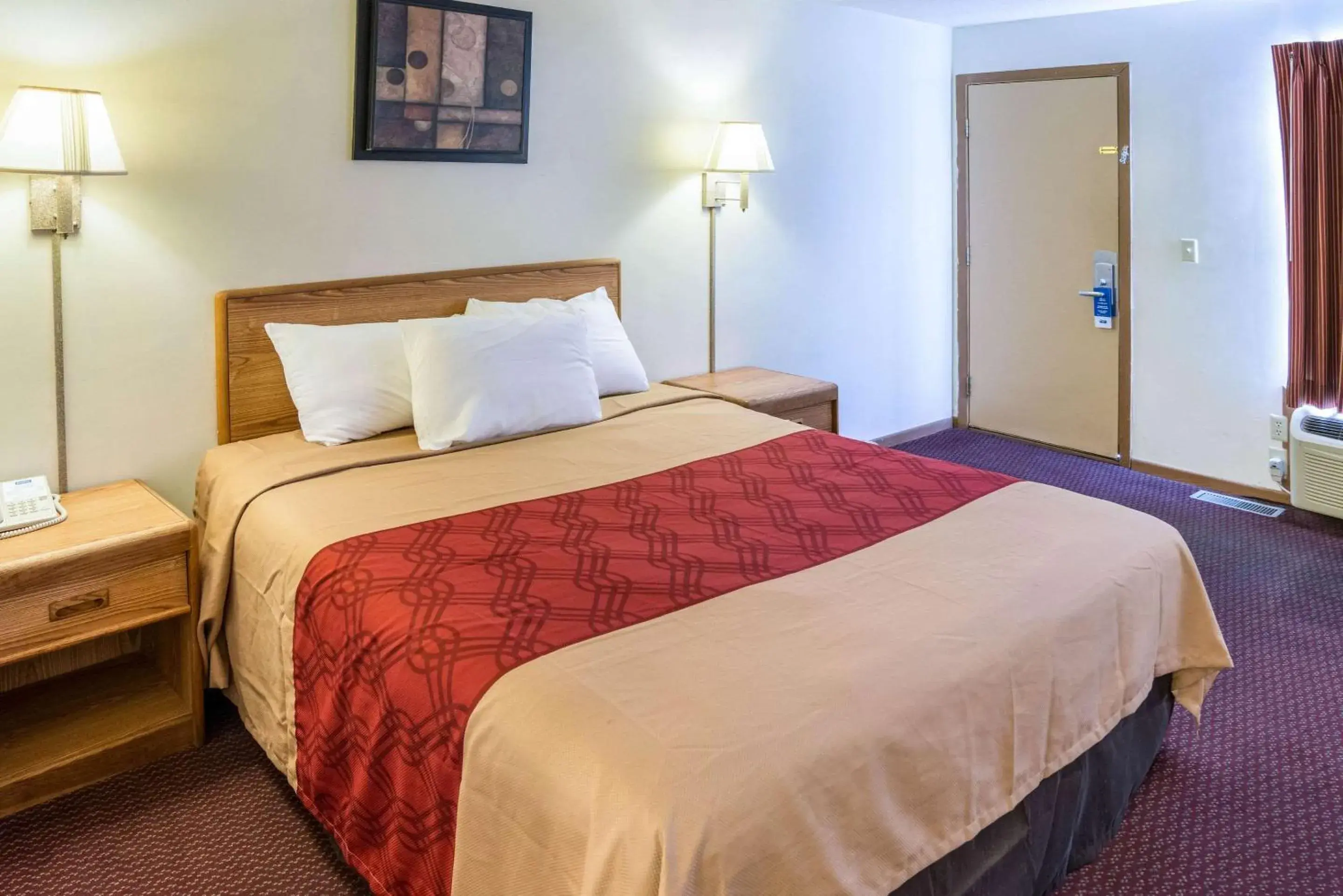 Photo of the whole room, Bed in Rodeway Inn & Suites Austin