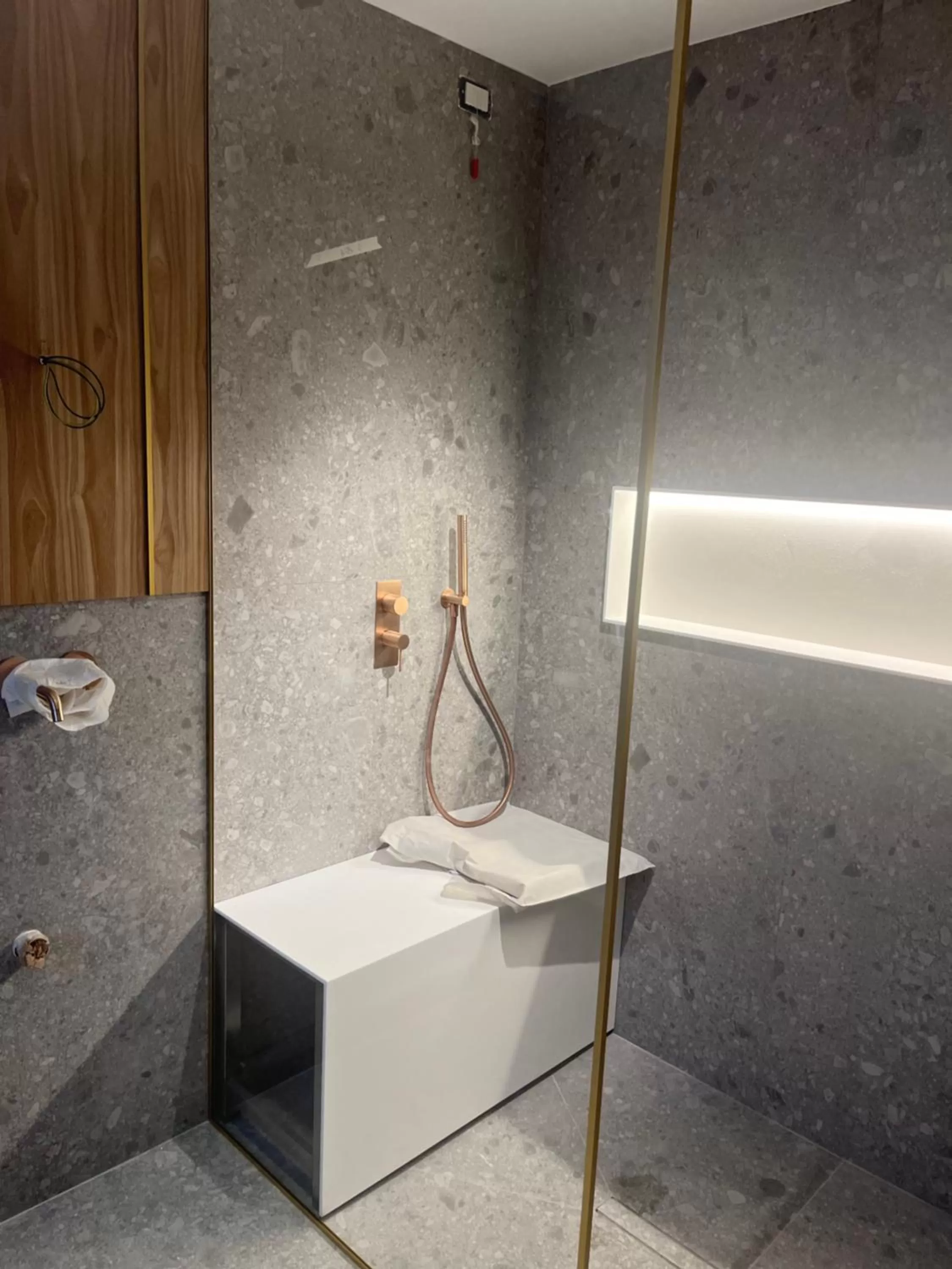 Shower in Hotel Cave Del Sole