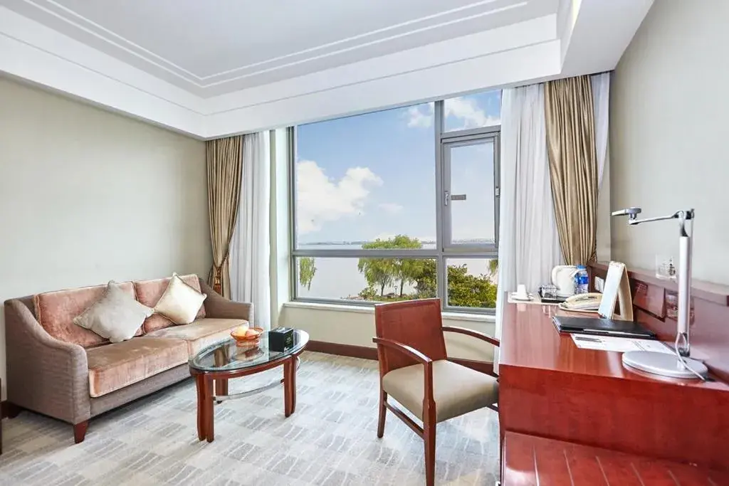 Seating Area in Tongli Lakeview Hotel