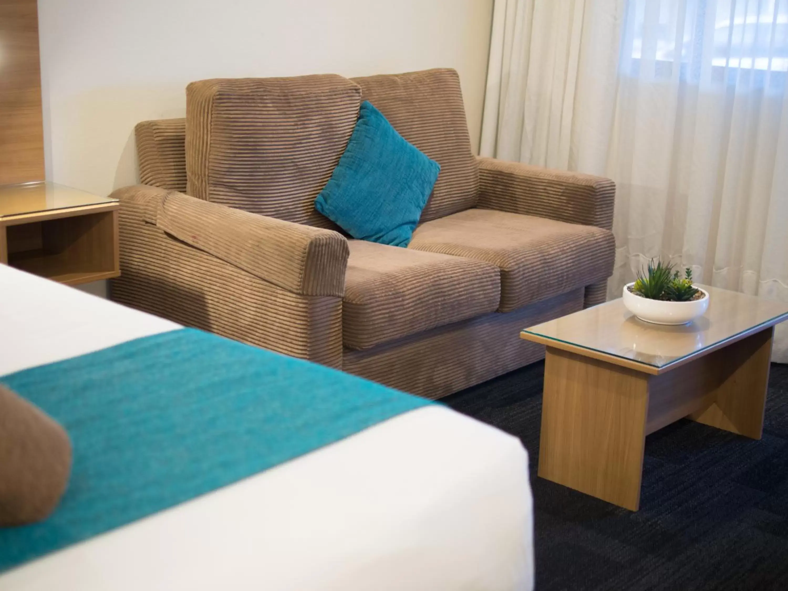 Photo of the whole room, Seating Area in Sunnybank Star Hotel