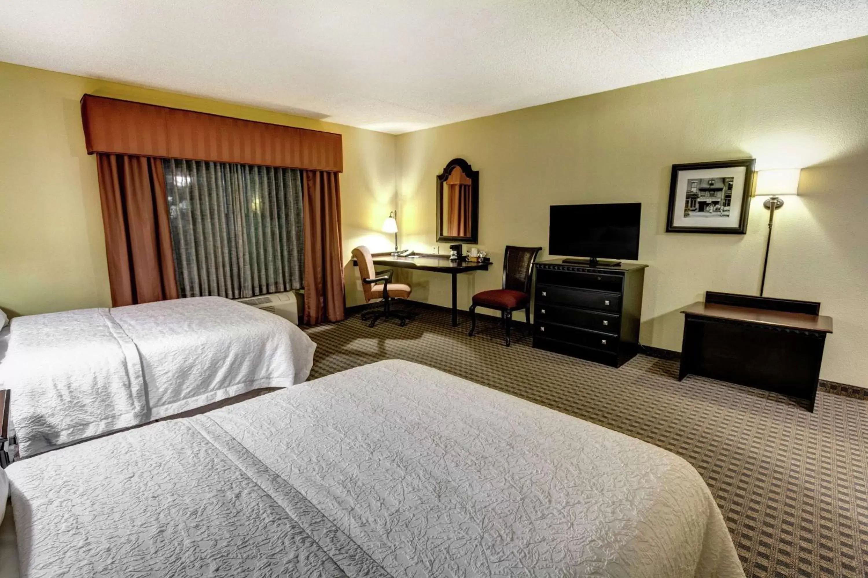 Bedroom, TV/Entertainment Center in Hampton Inn & Suites Chadds Ford