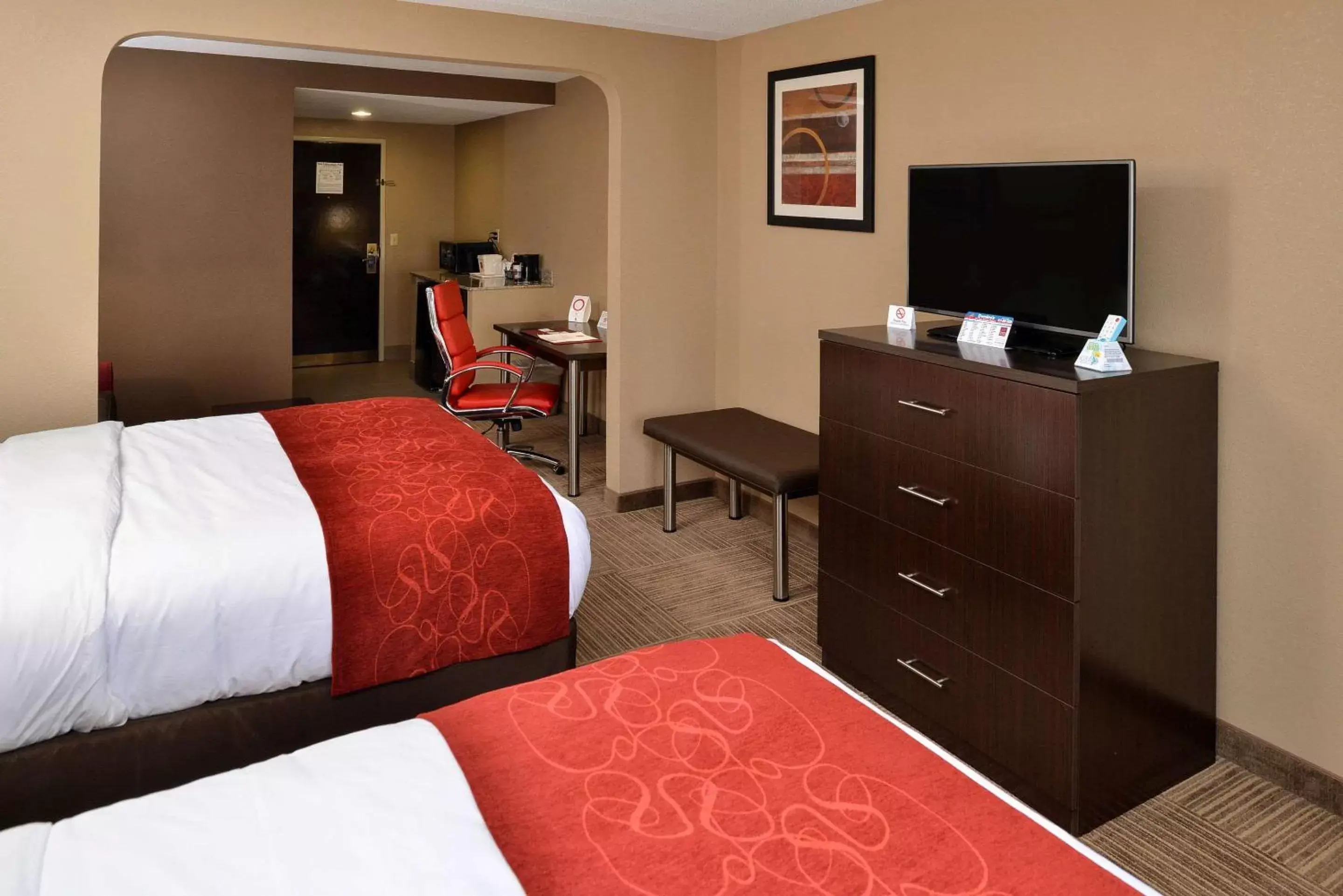 Photo of the whole room, TV/Entertainment Center in Comfort Suites Columbus East