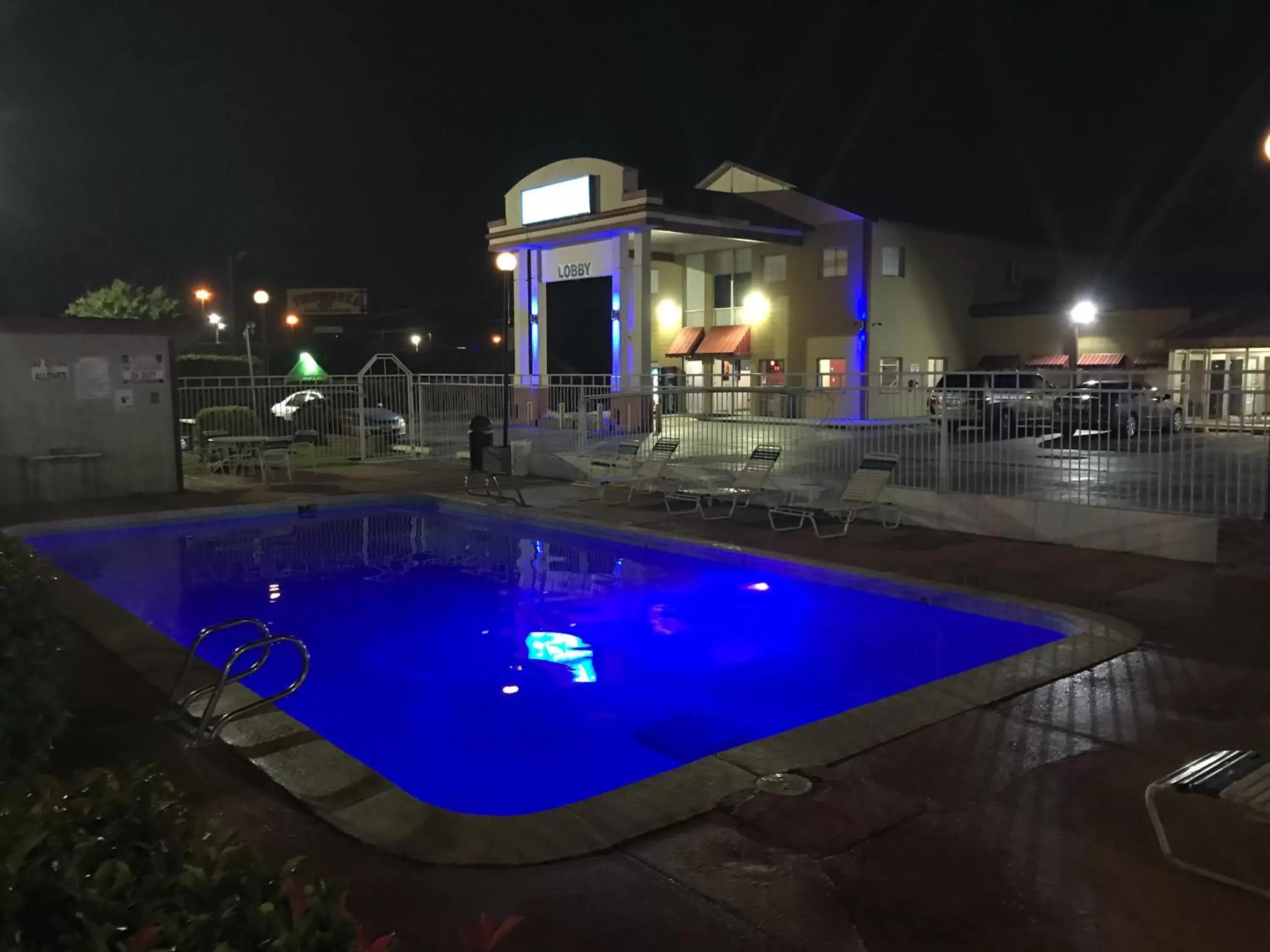 Pool view, Swimming Pool in Americas Best Value Inn Tulsa I-44