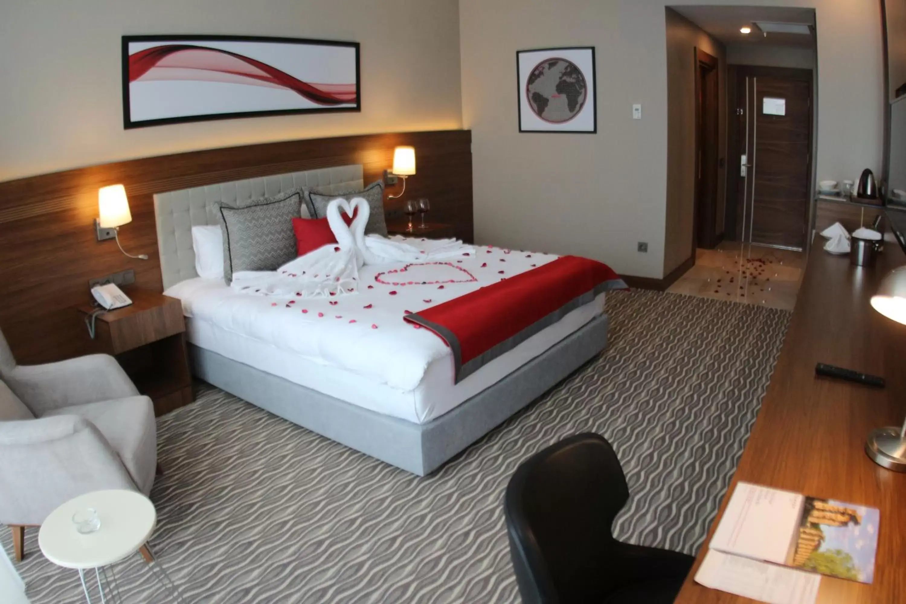 Photo of the whole room, Bed in Ramada by Wyndham Nigde