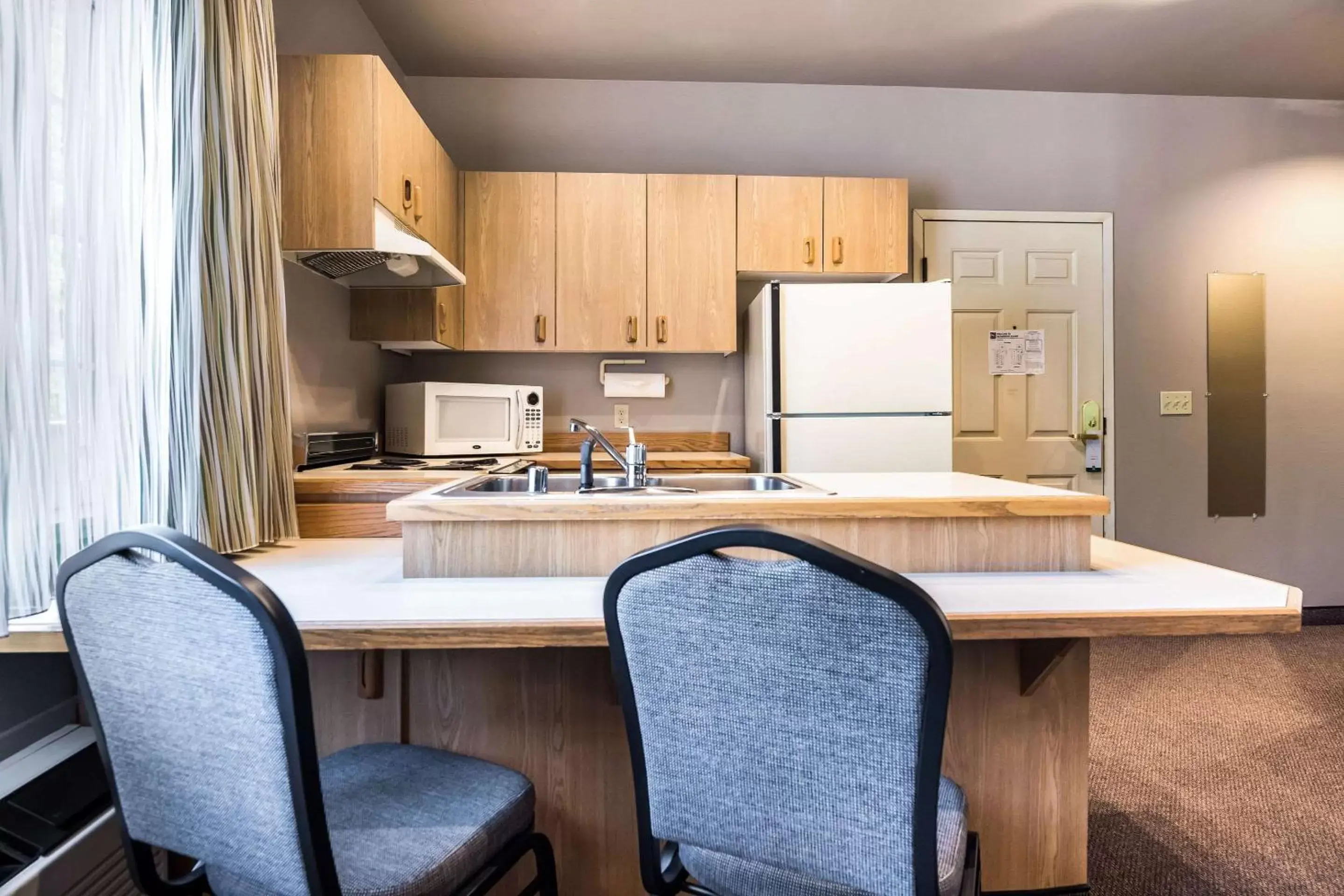 Bedroom, Kitchen/Kitchenette in Quality Inn & Suites Bainbridge Island