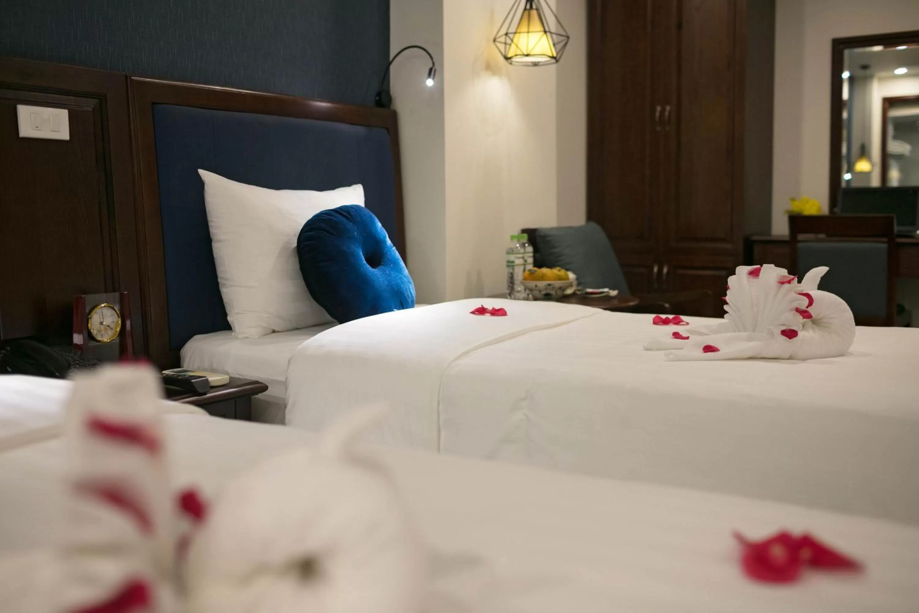 Bedroom, Bed in Holiday Emerald Hotel