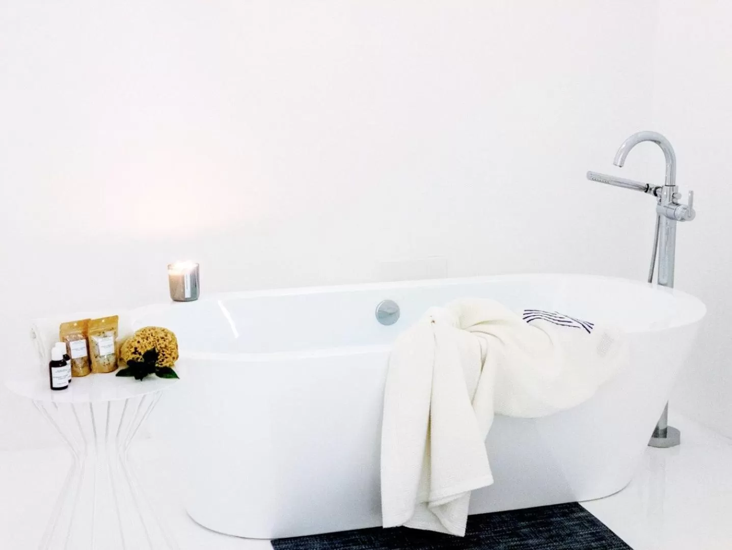 Bath in Alcazar Palm Springs