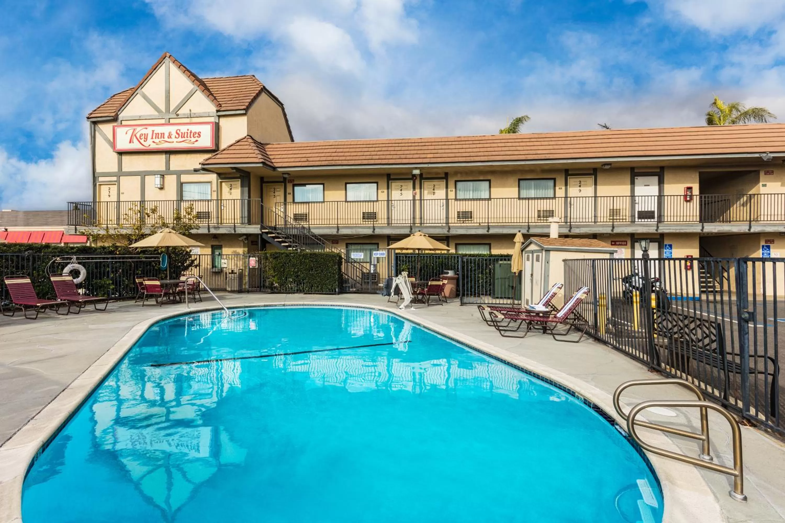 Swimming pool in Key Inn and Suites