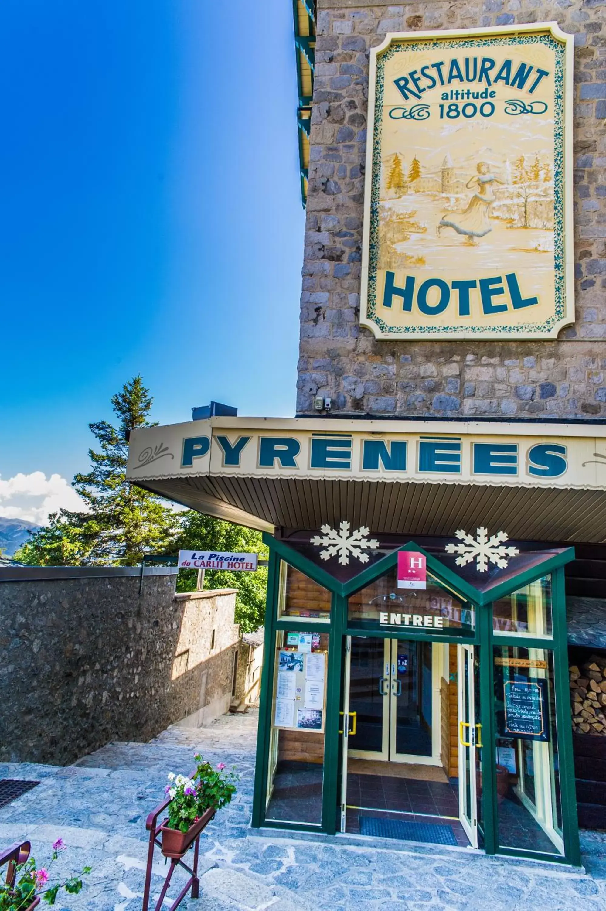 Property building in Hotel des Pyrénées