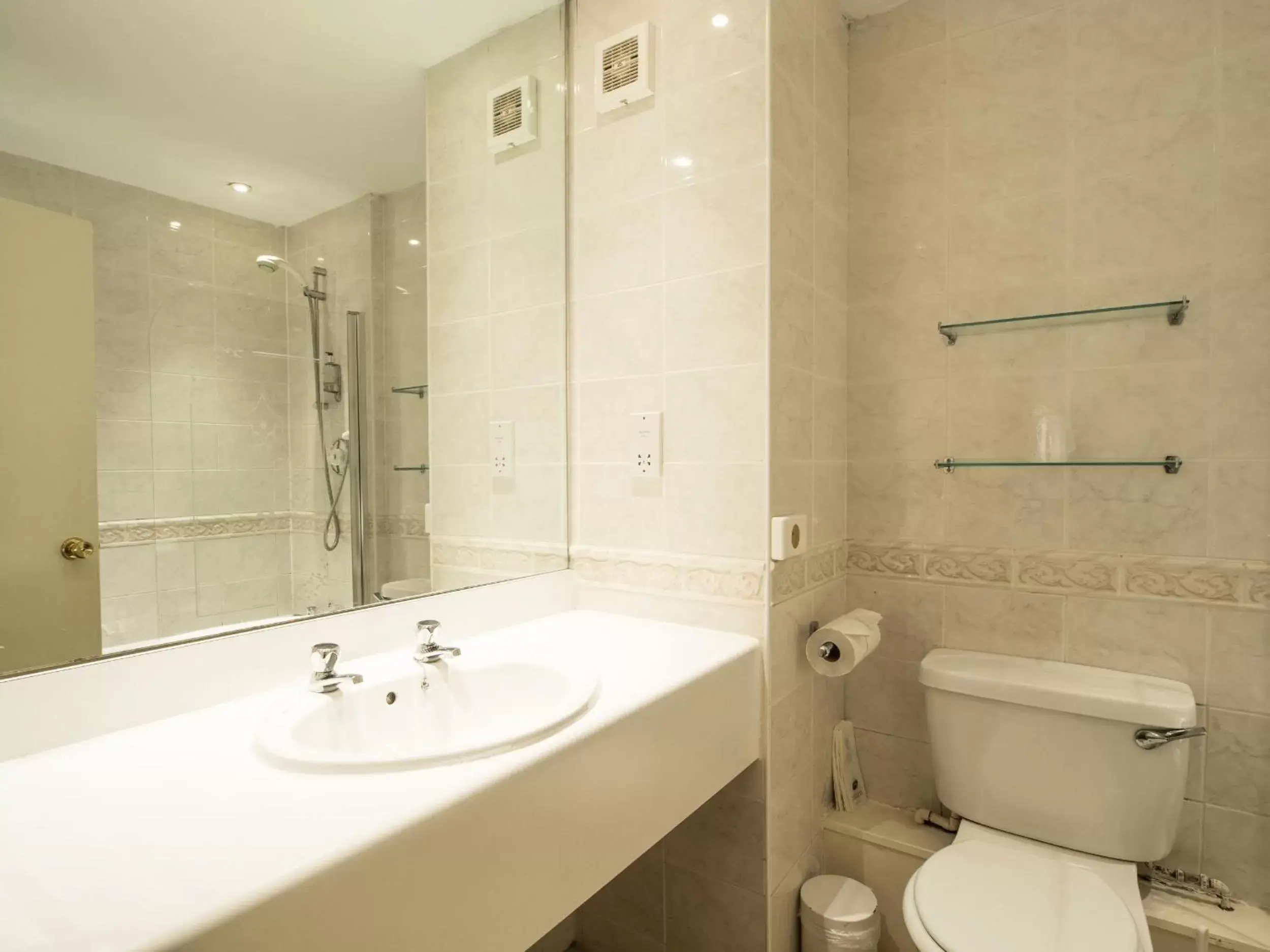 Bathroom in The Devil's Punchbowl Hotel