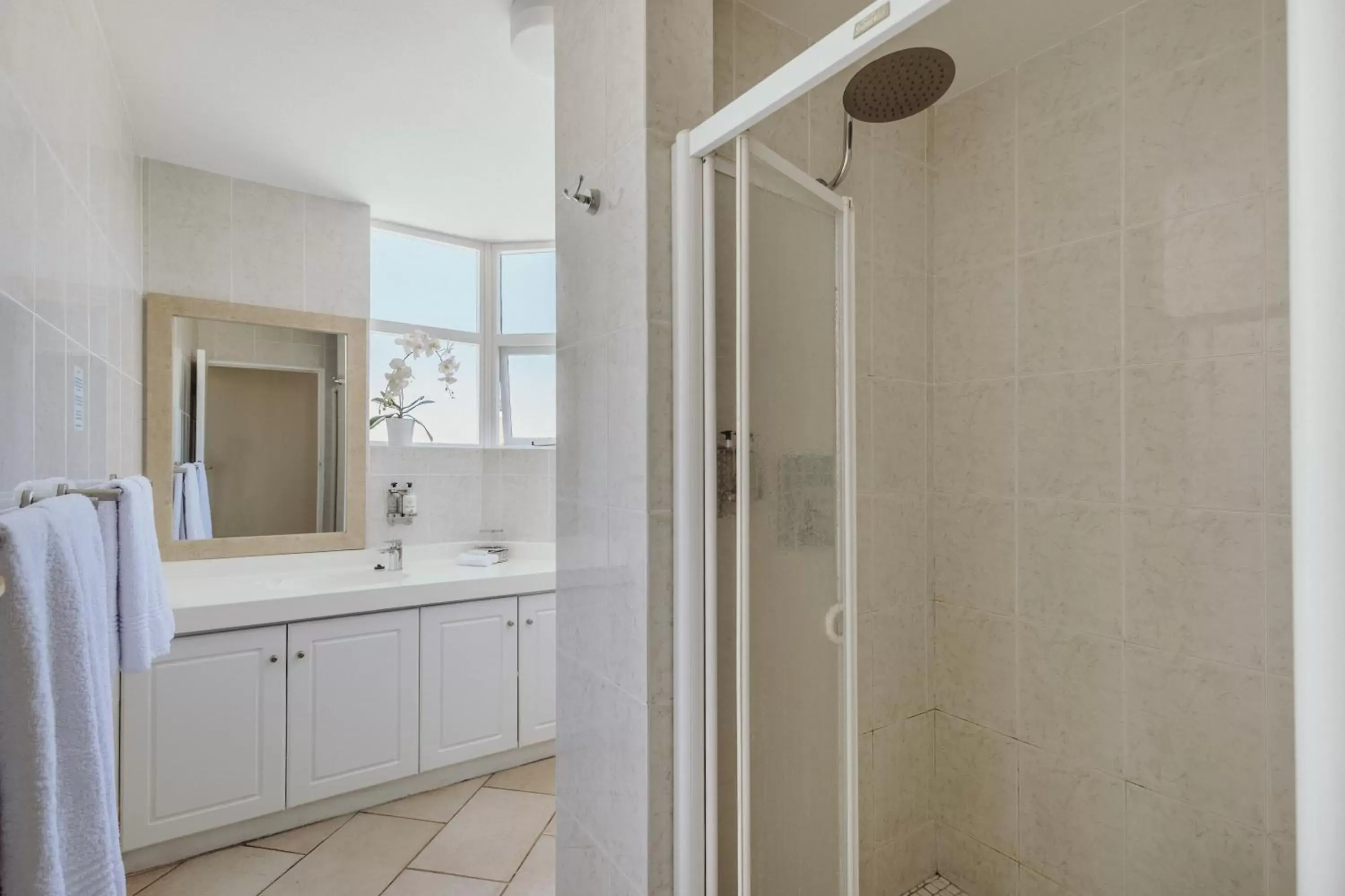 Shower, Bathroom in Bayview Hotel