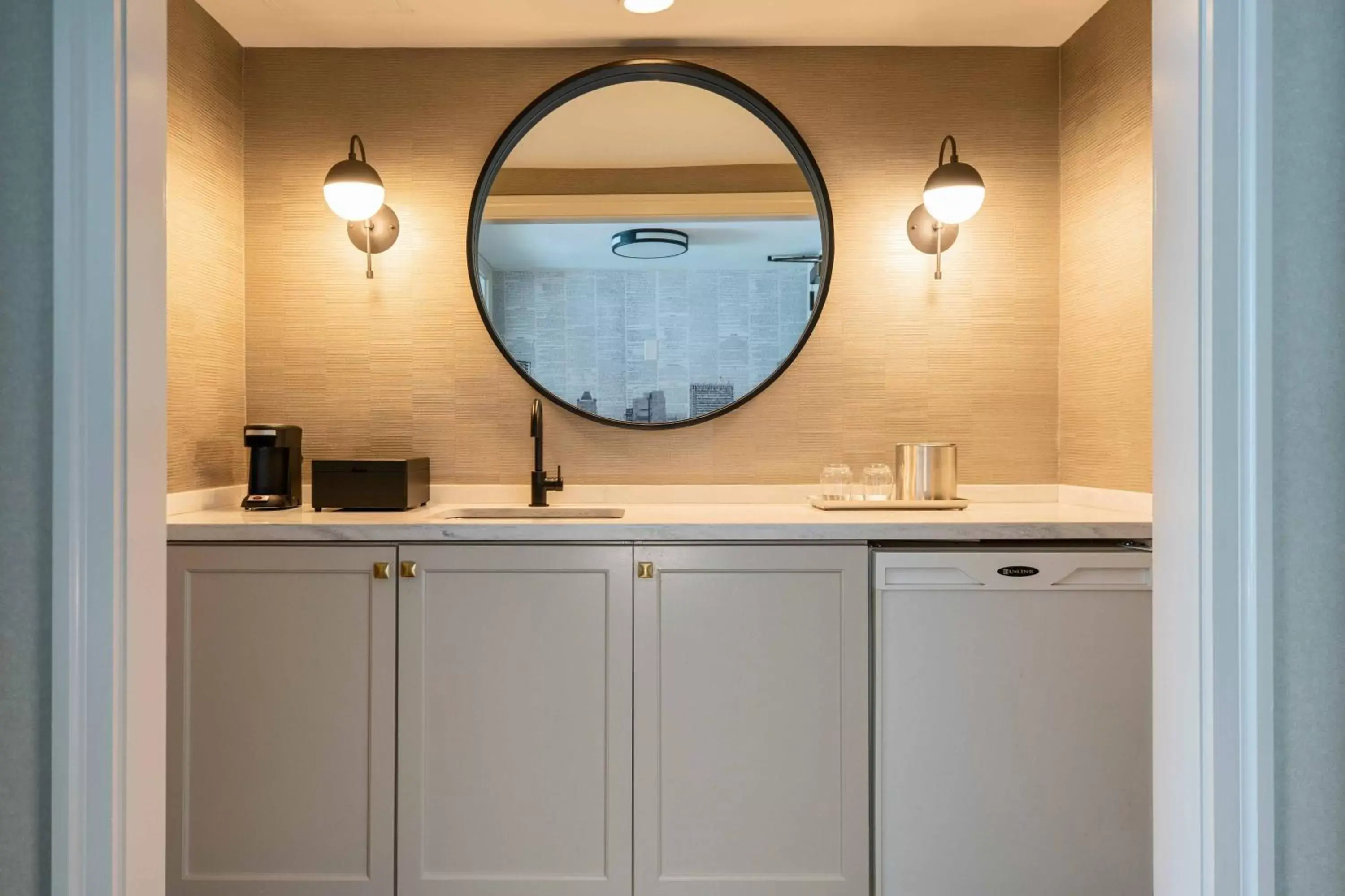 Kitchen or kitchenette, Bathroom in Baltimore Marriott Waterfront