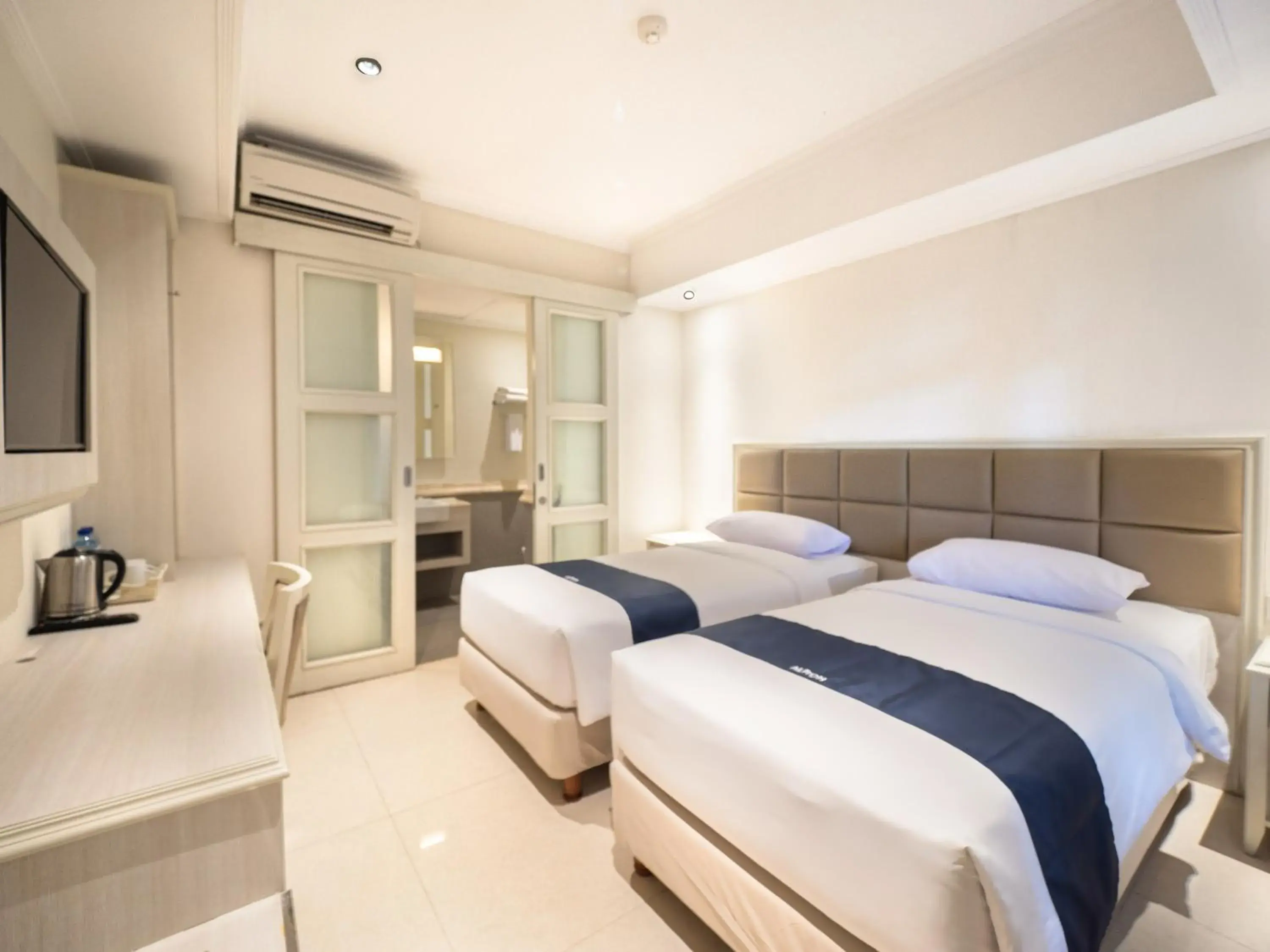 Bed in Alron Hotel Kuta Powered by Archipelago