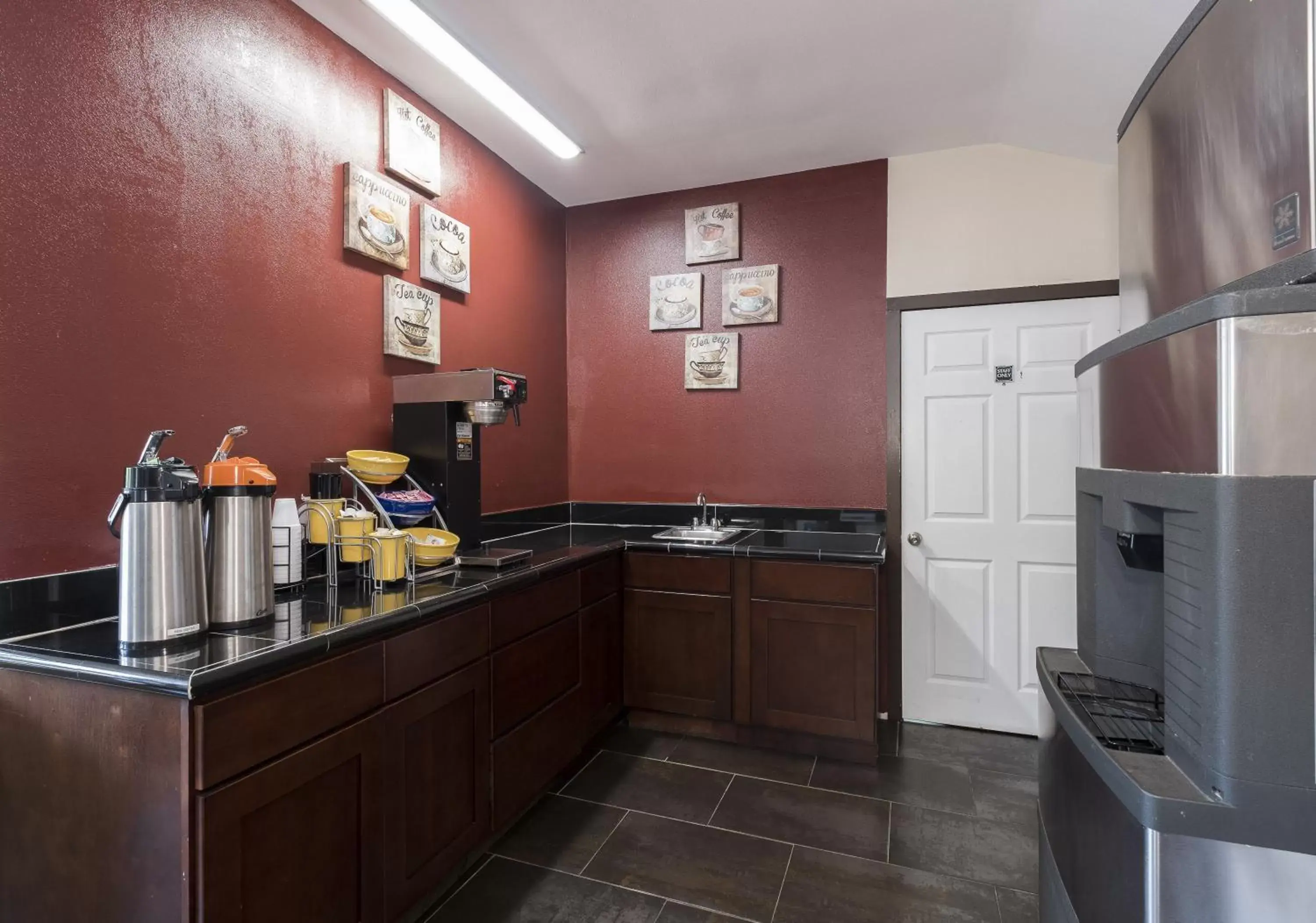 Lobby or reception, Kitchen/Kitchenette in Red Roof Inn Neptune - Jersey Shore