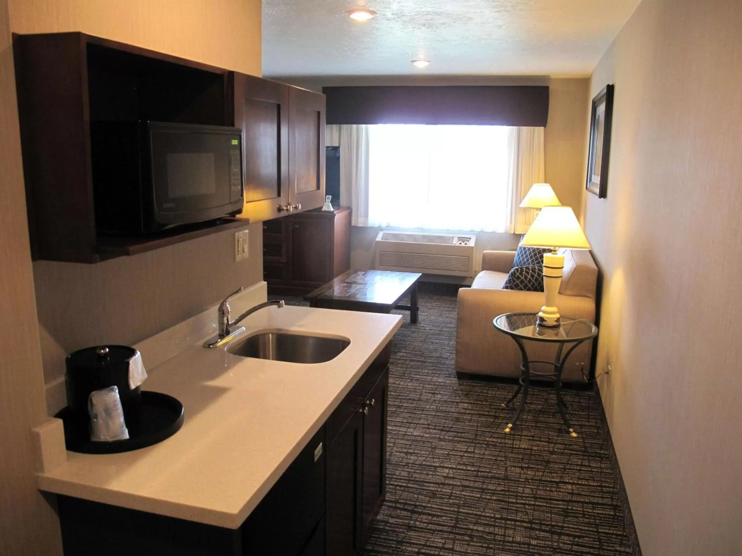 Photo of the whole room, Kitchen/Kitchenette in Best Western Timpanogos Inn
