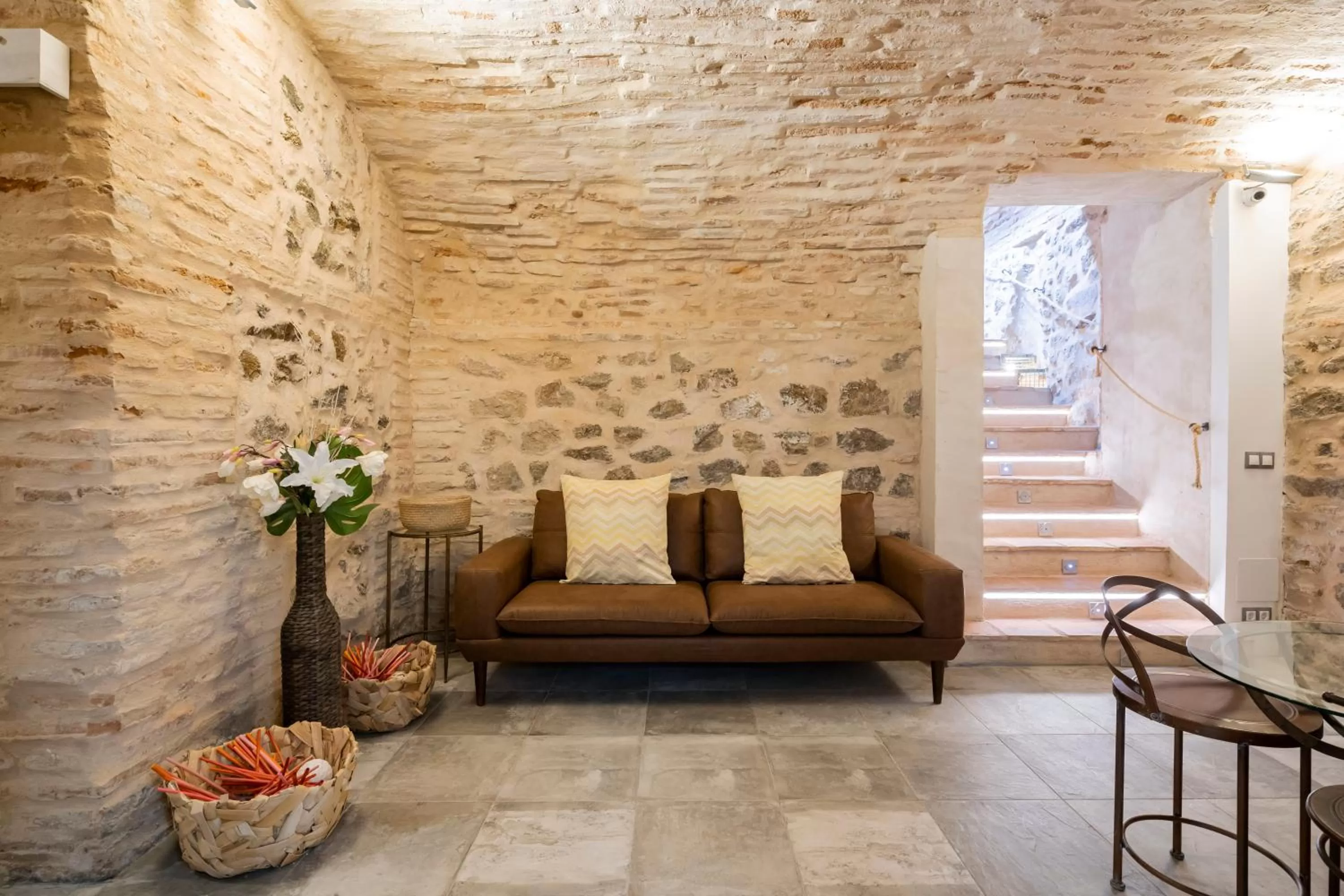 Property building in Dobo Azacanes Hostal