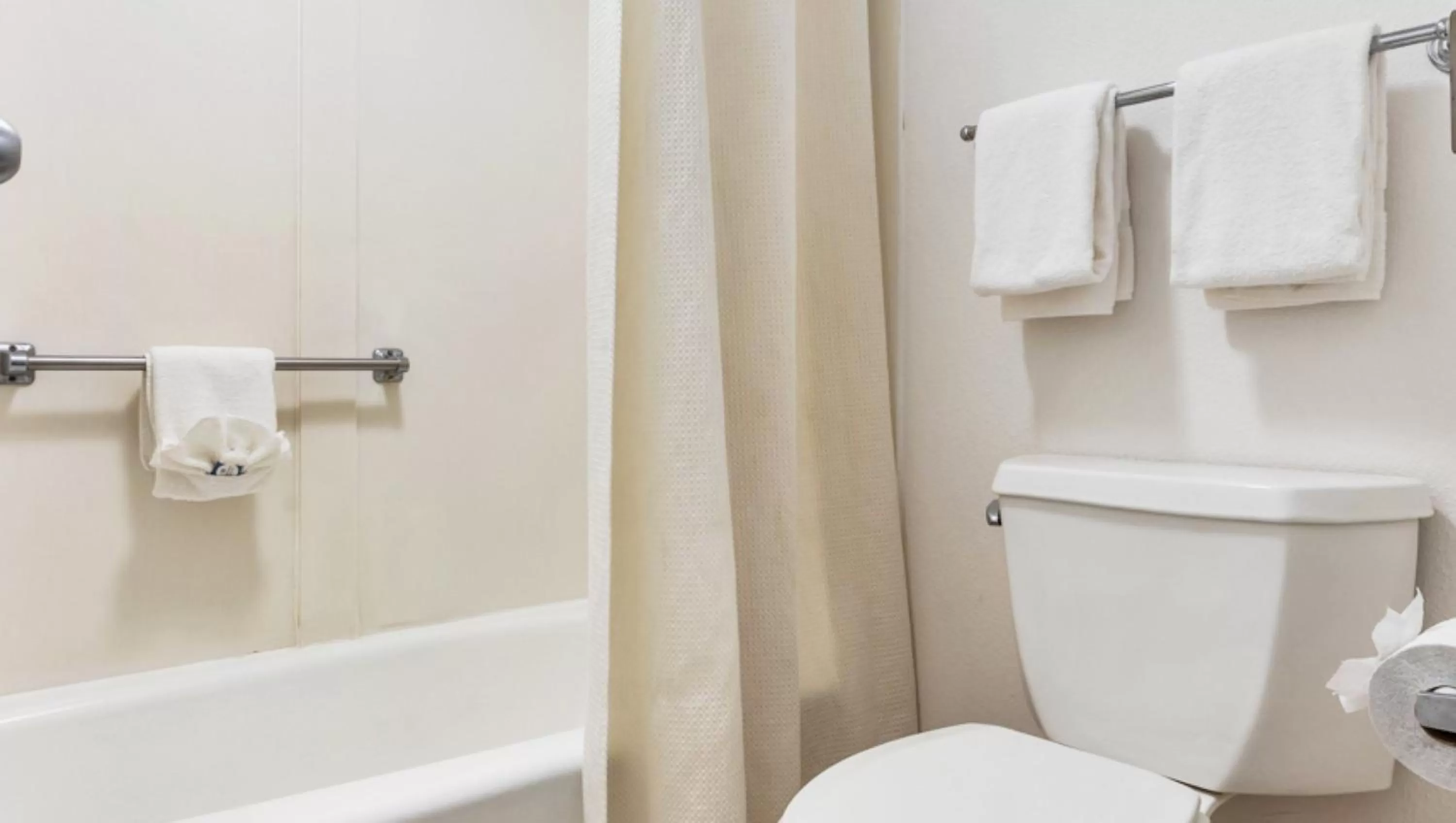 Bathroom in Studios and Suites 4 Less Emporia