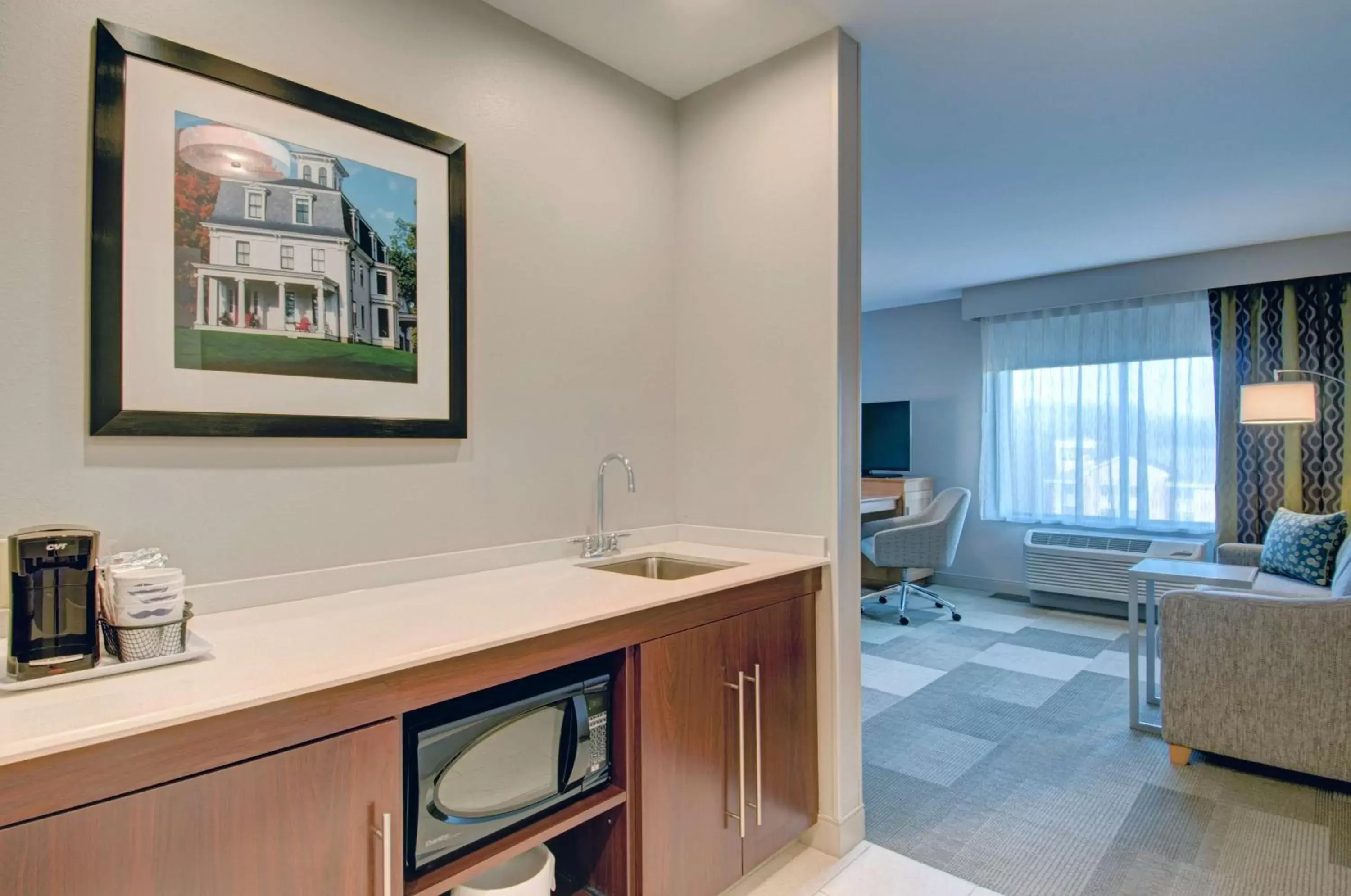 Kitchen or kitchenette, Bathroom in Hampton Inn Boston - Westborough