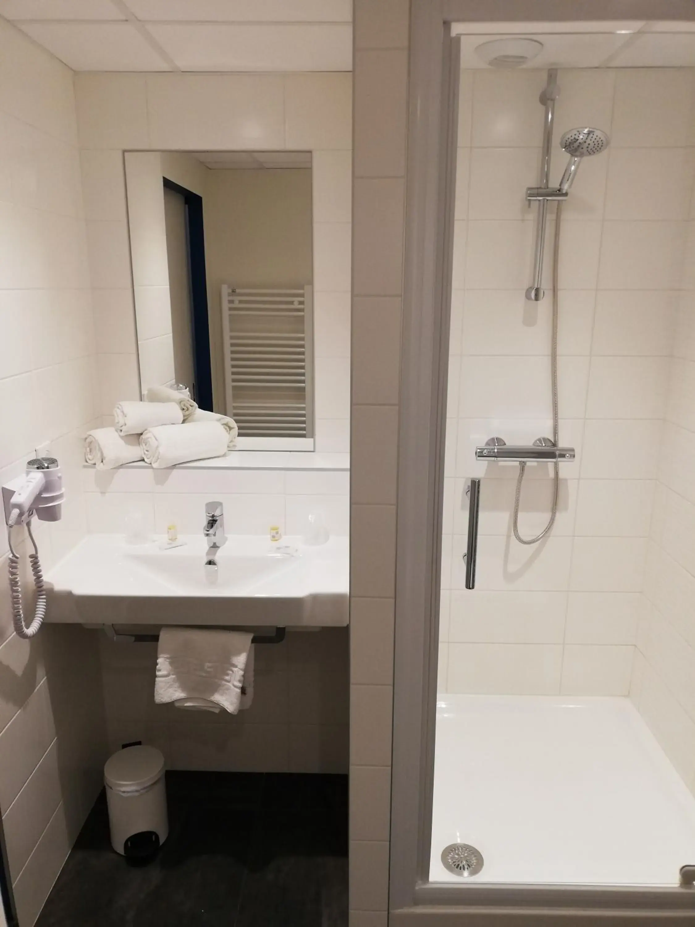 Bathroom in Hôtel des Halles