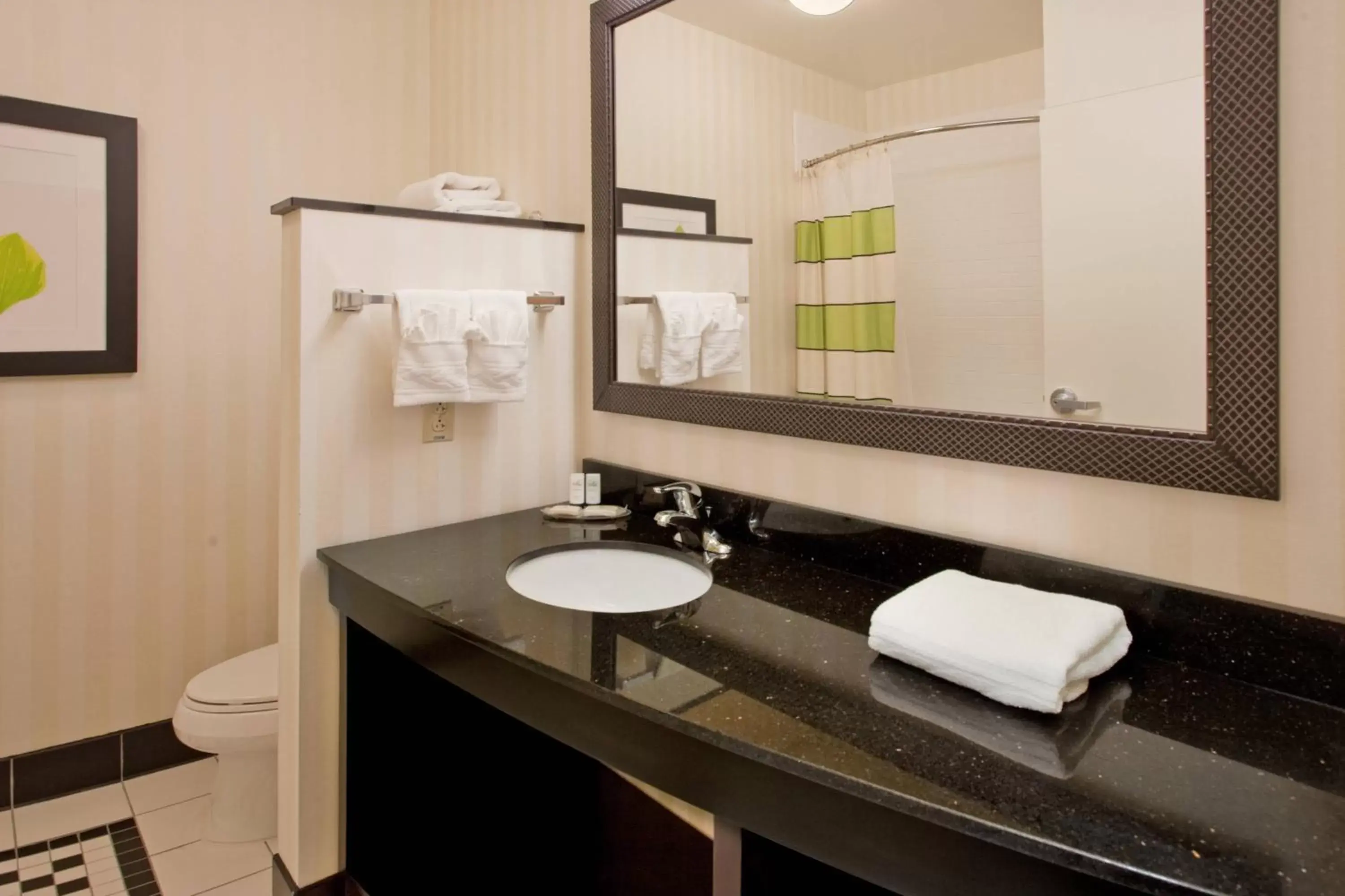 Bathroom in Fairfield Inn & Suites by Marriott Kearney