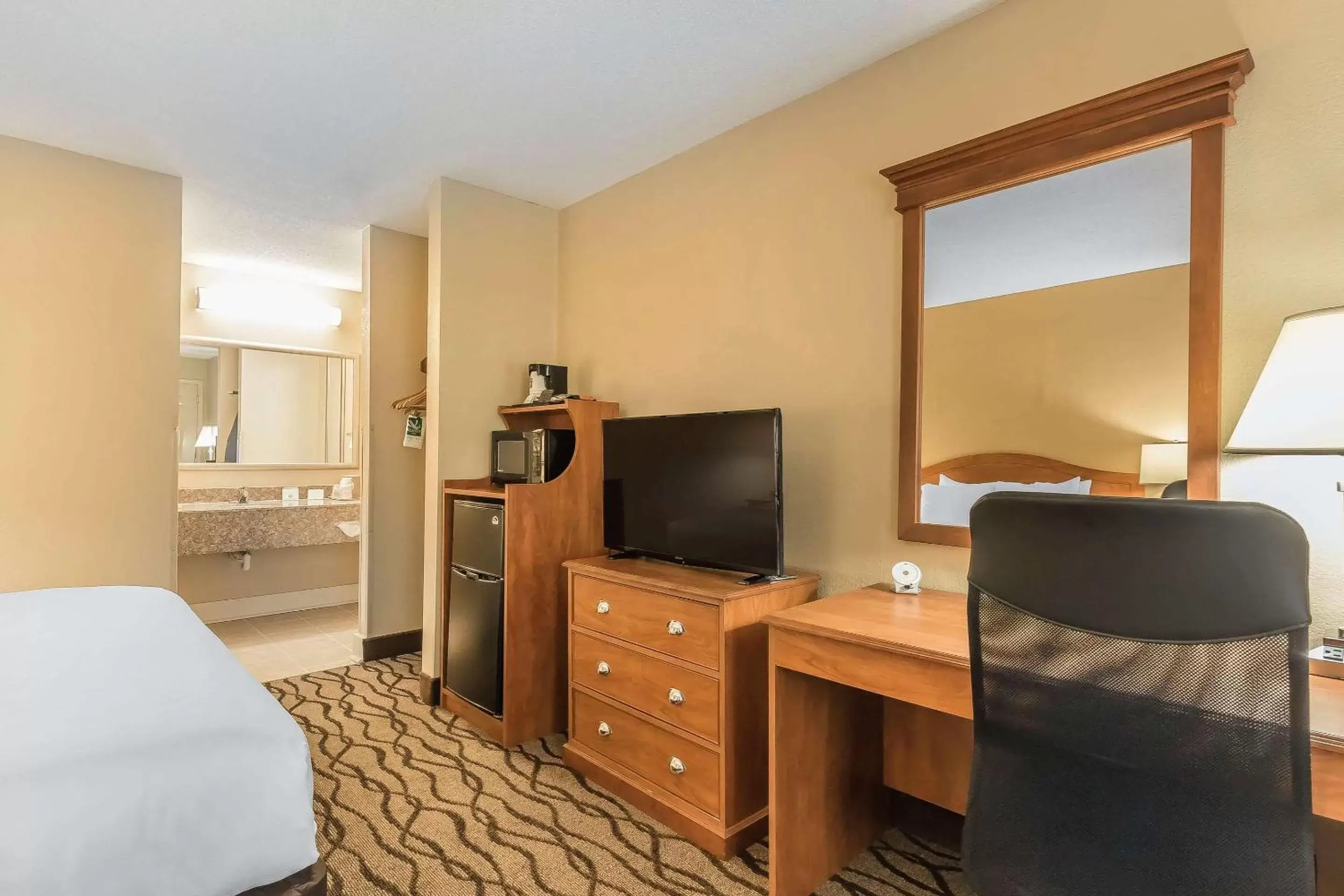 Photo of the whole room, TV/Entertainment Center in Quality Inn Charleston I-57