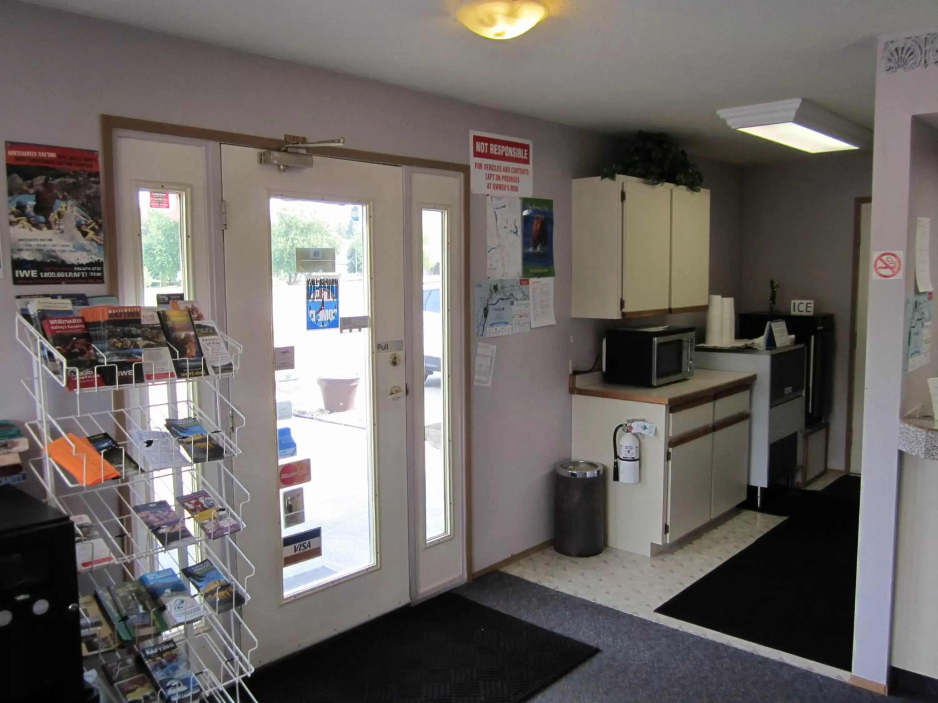 Lobby or reception, Kitchen/Kitchenette in Ace Western Motel